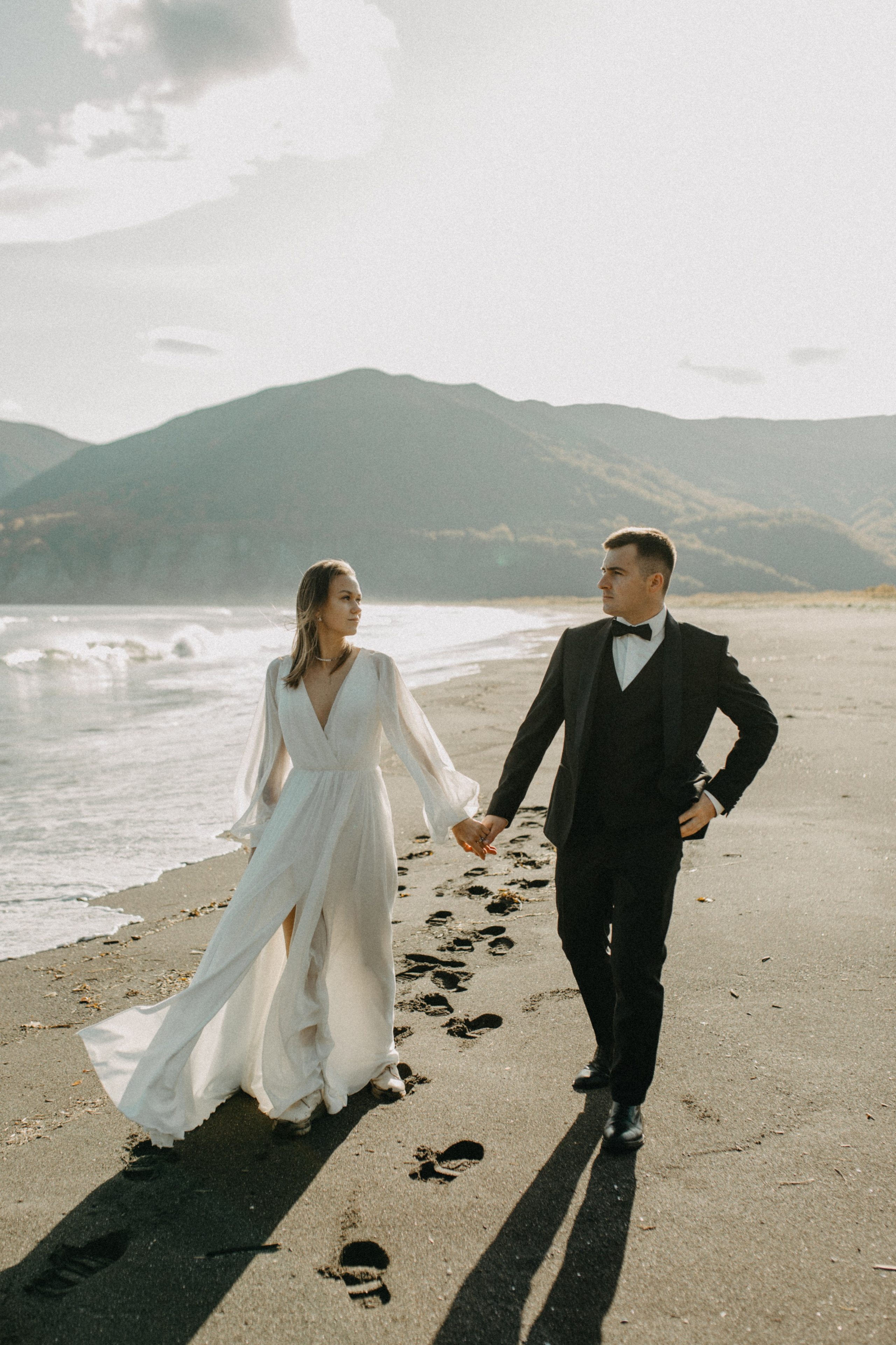 Вертолетный полет Бухта Жировая. Свадебное фото и видео на Камчатке. Туристические маршруты