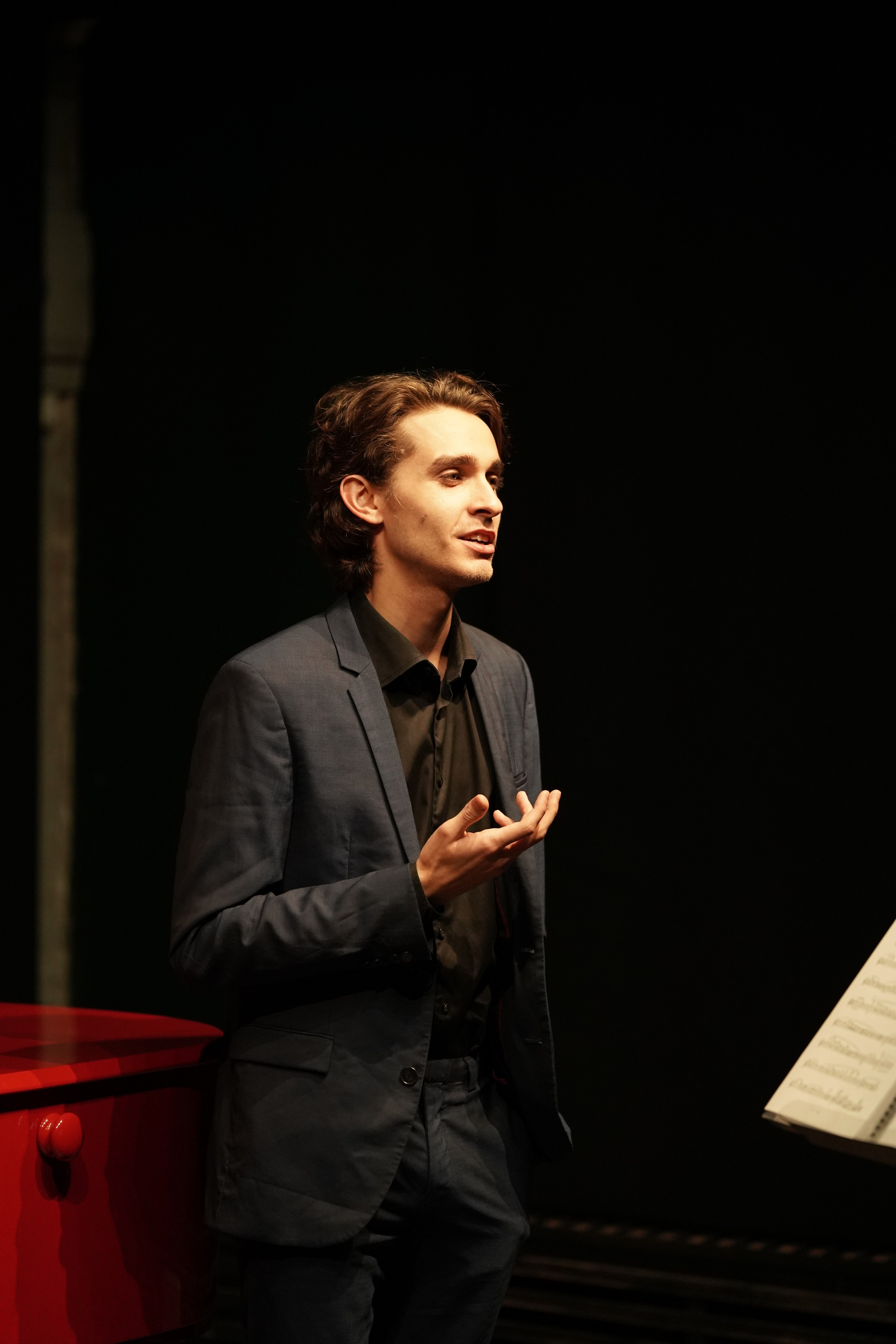 В сумраке Есенин-центра. 7/11/25. Фотограф Строгино Яна Гавриленко