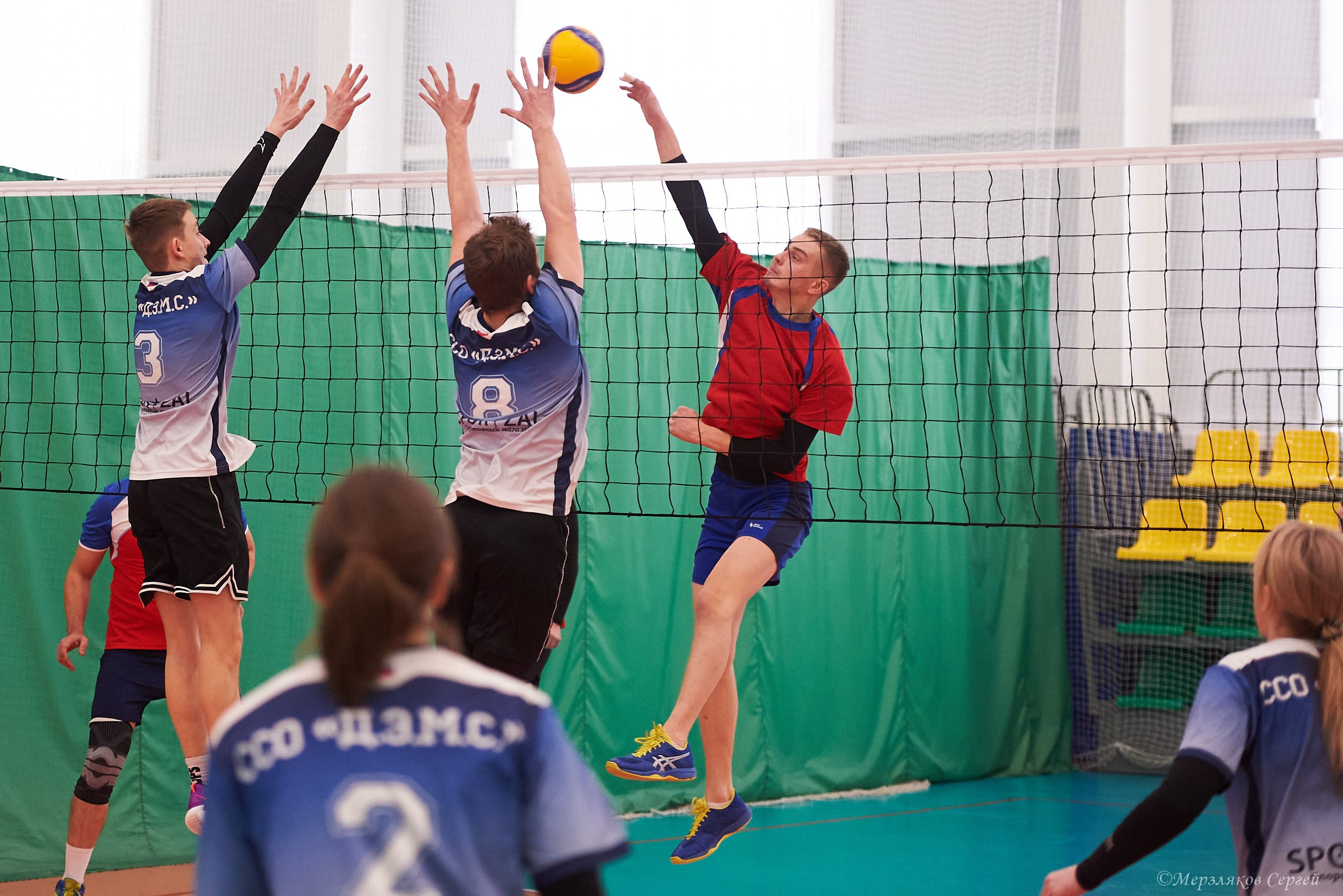 Новогодний волейбольный турнир. Ижевск. 16.12.23. Спортивный репортажный фотограф в Ижевске Сергей Мерзляков