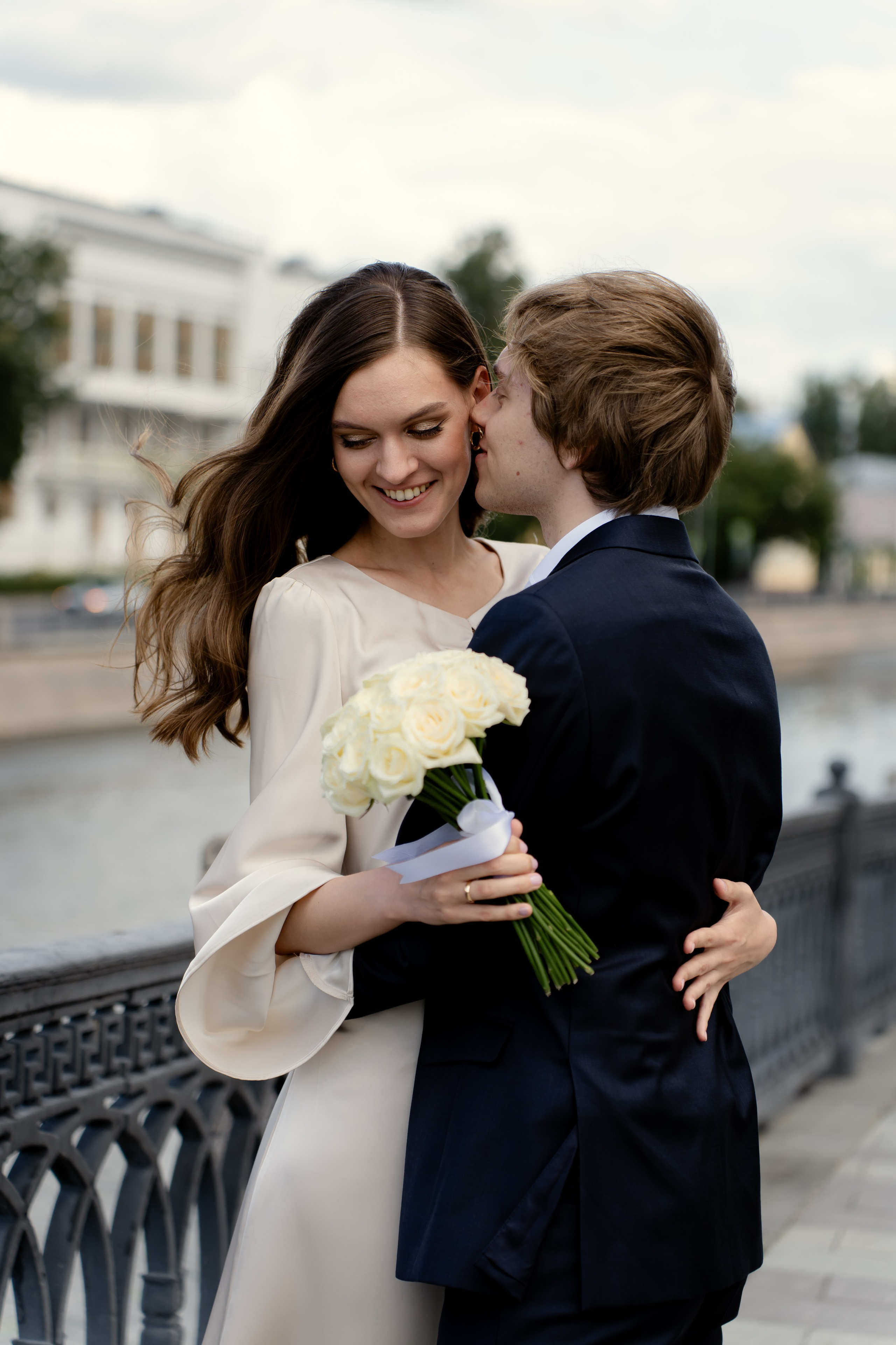 Невеста с женихом на набережной. Свадебная фотосессия Москва