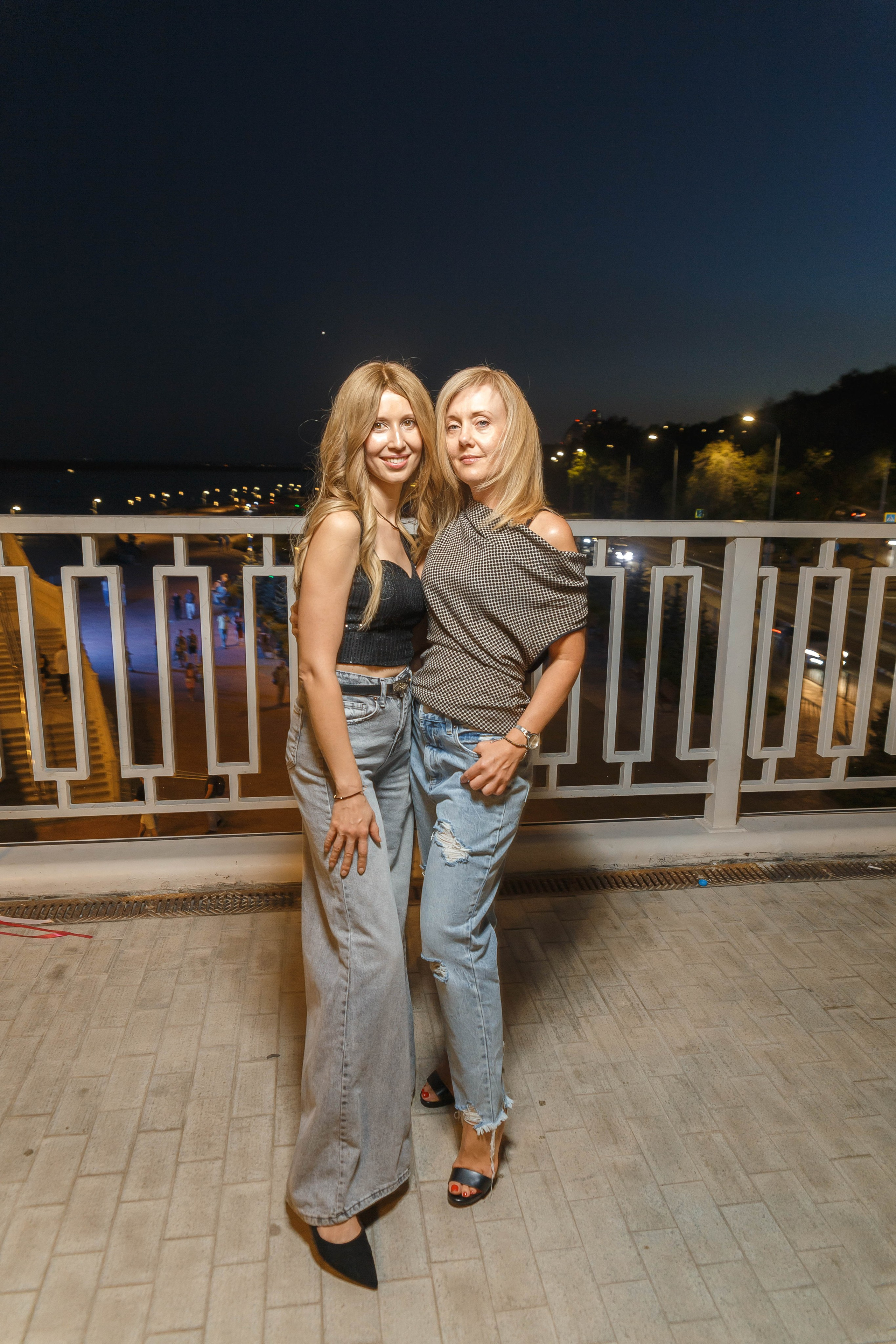 День рождения Оксаны: подруги, набережная, торт, шампанское. Событийный фотограф Максим Бескоровайновнов