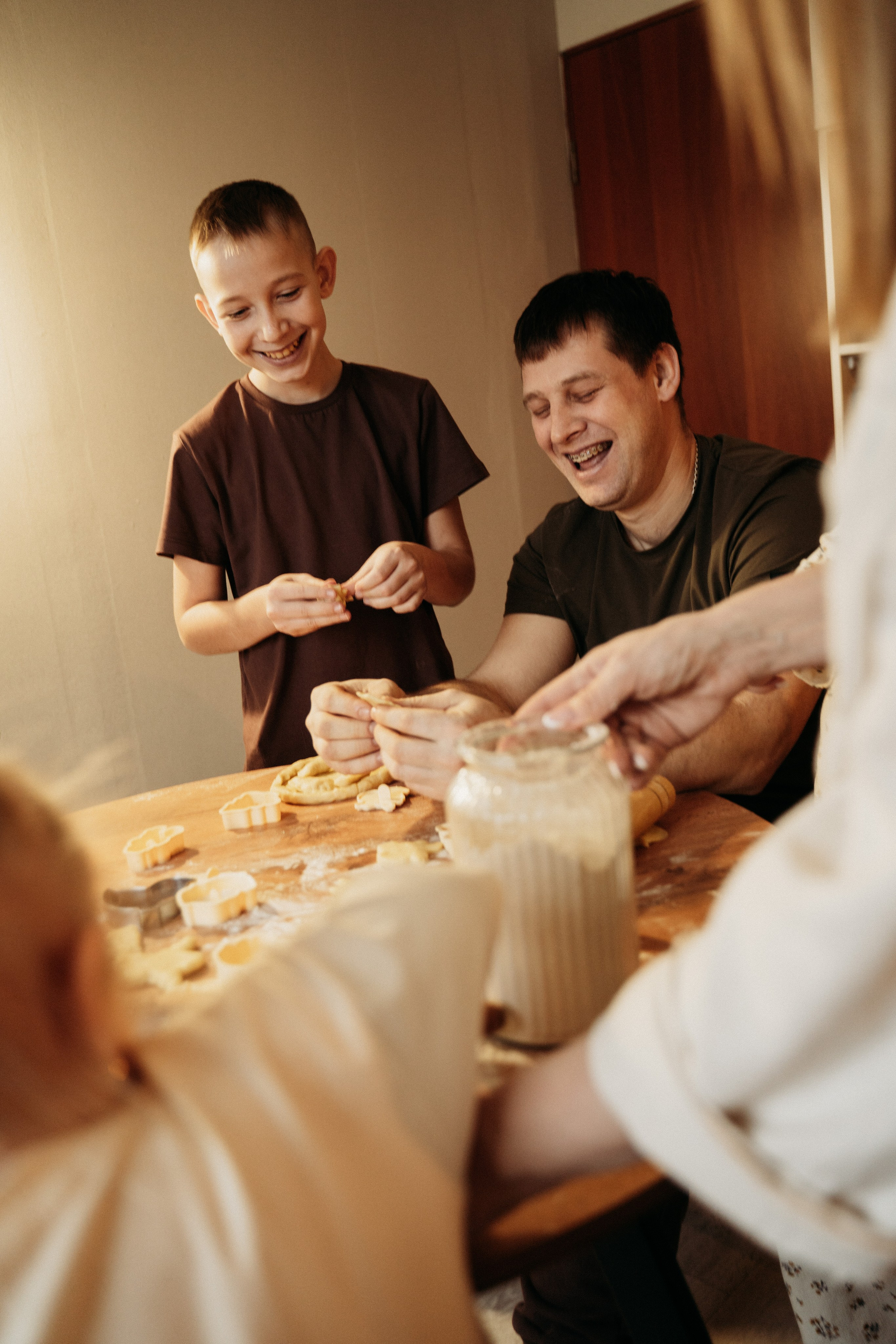 Семья на кухне