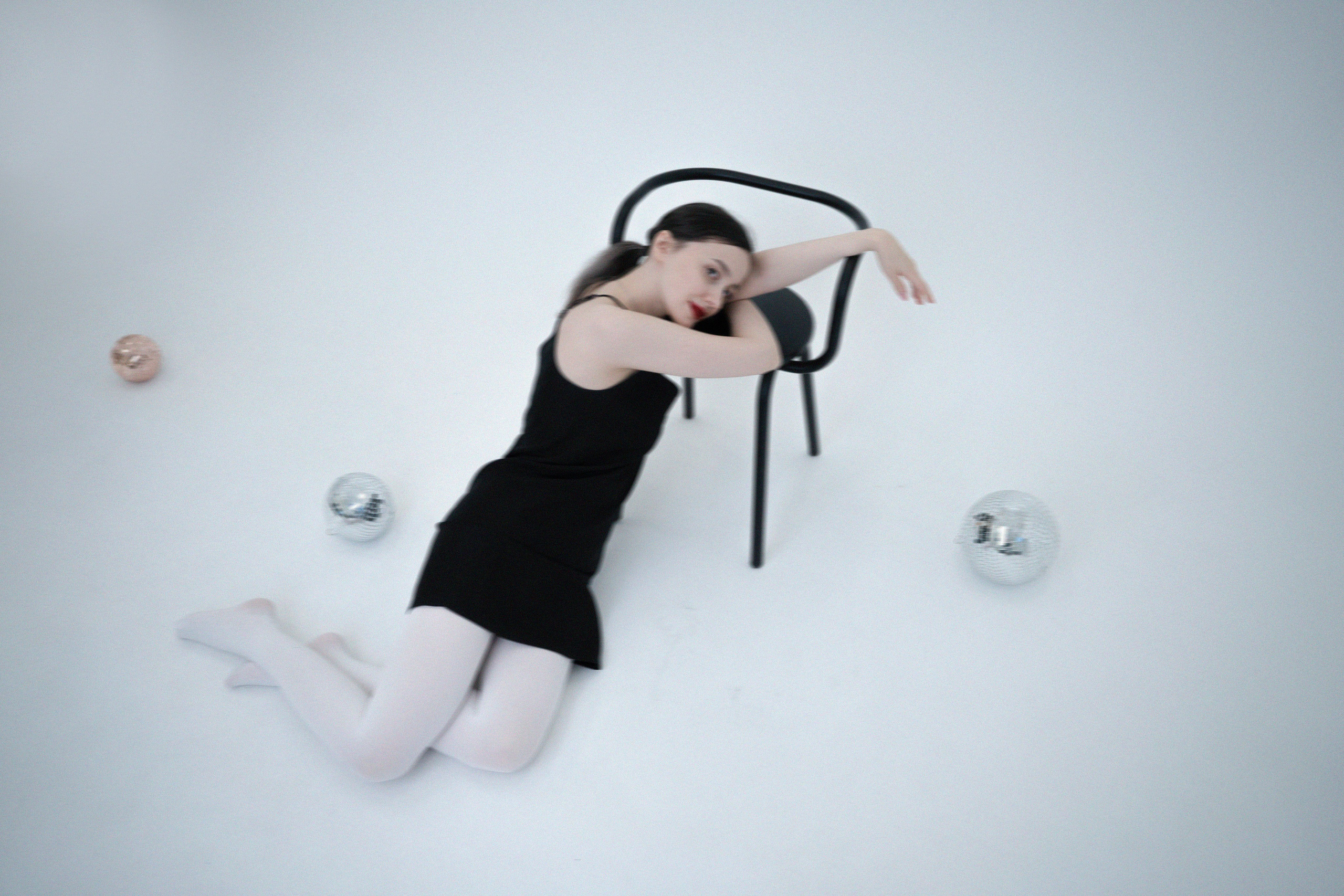 ДЕВОЧКА НА ШАРЕ. Главная