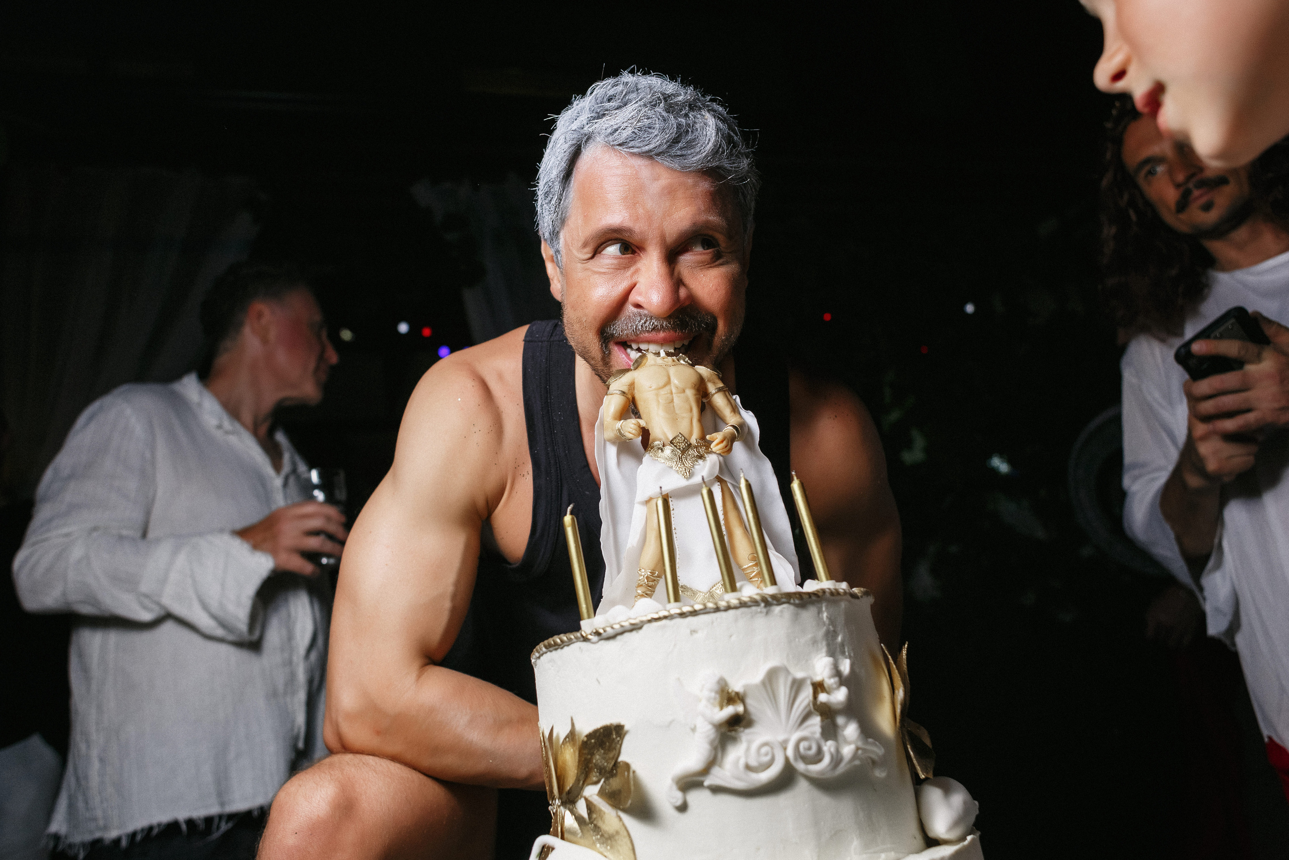 Павел Деревянко наслаждается своим днем рождения в Таганроге, пробуя торт