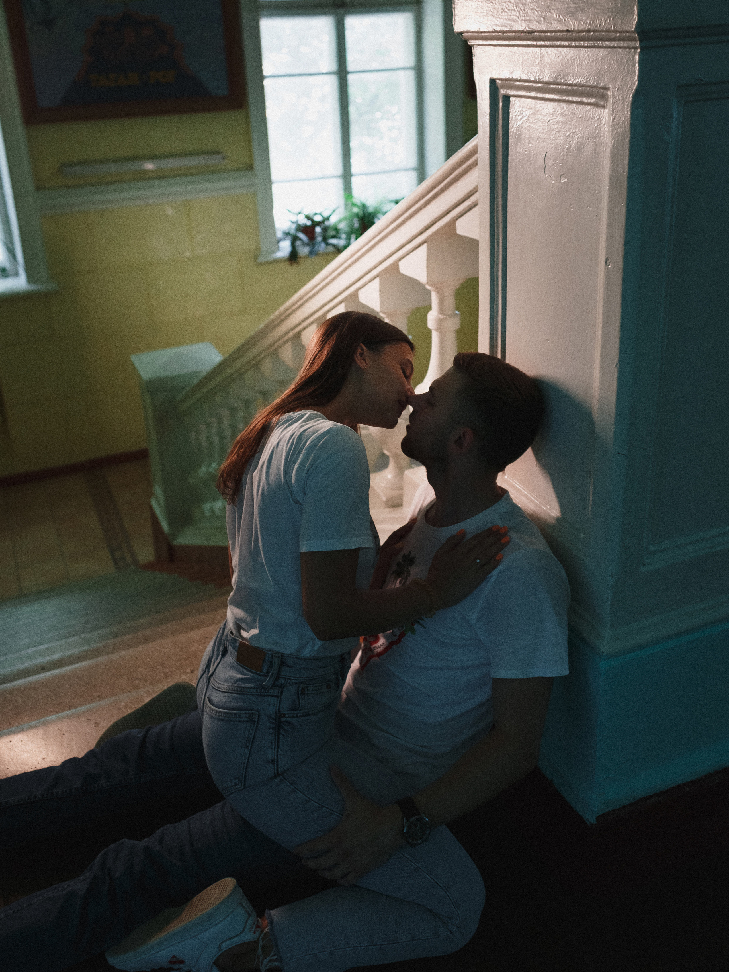 Захар и Дина: романтическая фотосессия в Таганроге на фоне школы. Свадебный и семейный фотограф в Таганроге Бакарюк Антон