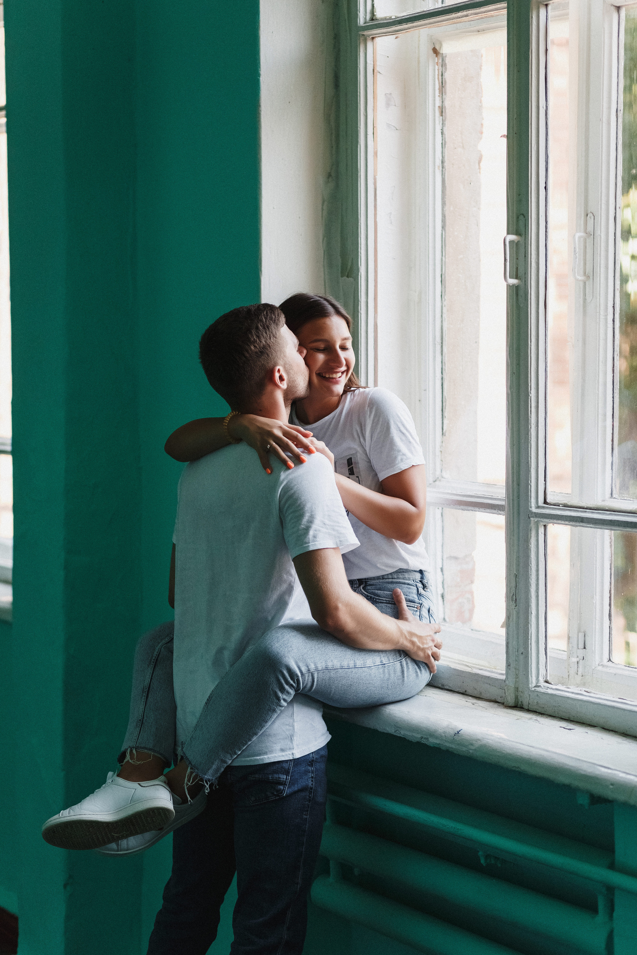 Захар и Дина: романтическая фотосессия в Таганроге на фоне школы. Свадебный и семейный фотограф в Таганроге Бакарюк Антон