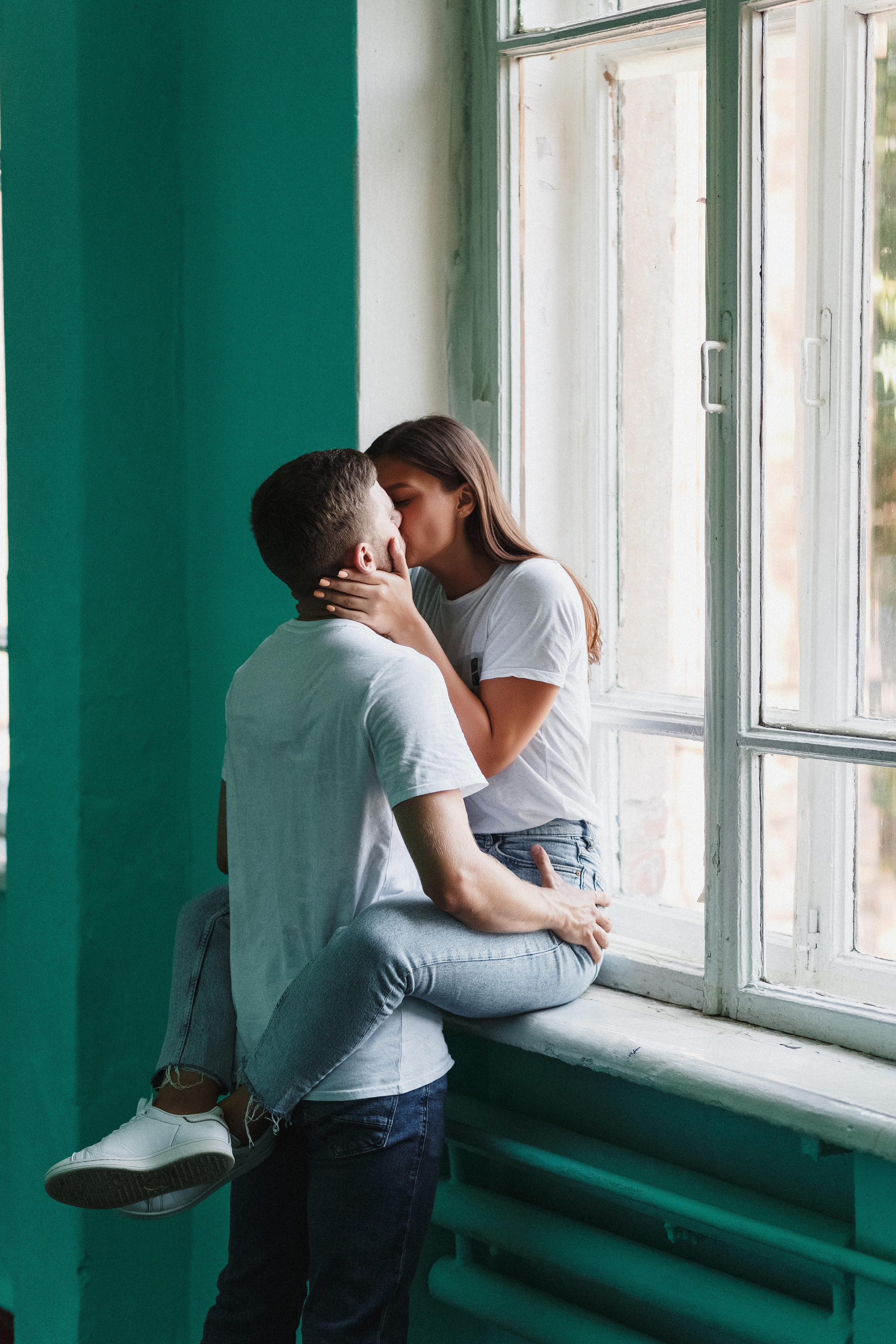 Захар и Дина: романтическая фотосессия в Таганроге на фоне школы. Свадебный и семейный фотограф в Таганроге Бакарюк Антон