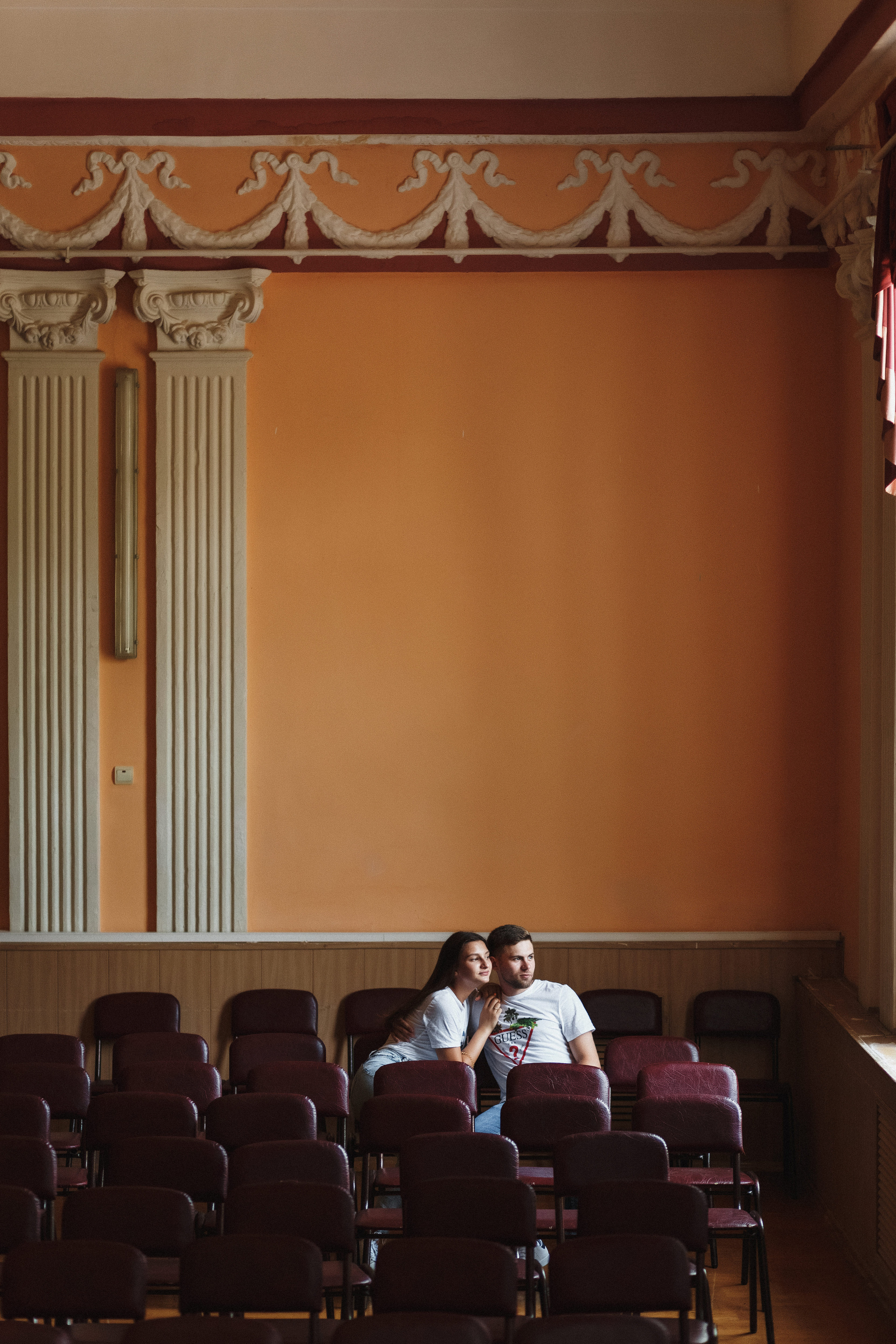 Захар и Дина: романтическая фотосессия в Таганроге на фоне школы. Свадебный и семейный фотограф в Таганроге Бакарюк Антон