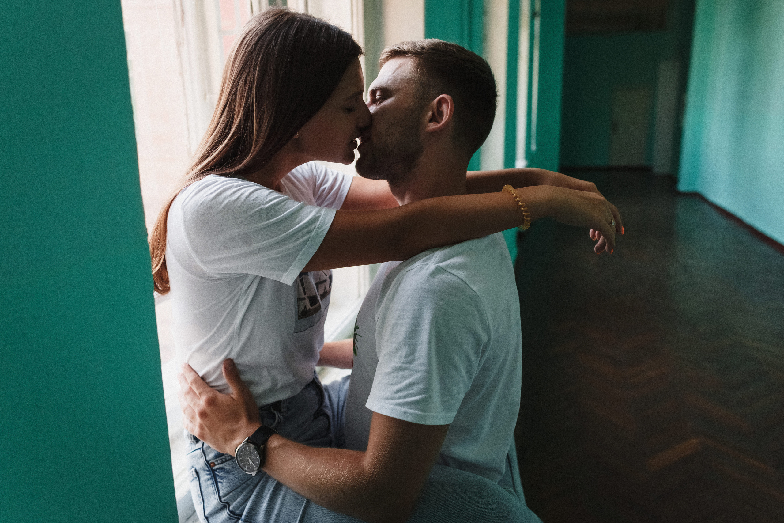 Захар и Дина: романтическая фотосессия в Таганроге на фоне школы. Свадебный и семейный фотограф в Таганроге Бакарюк Антон