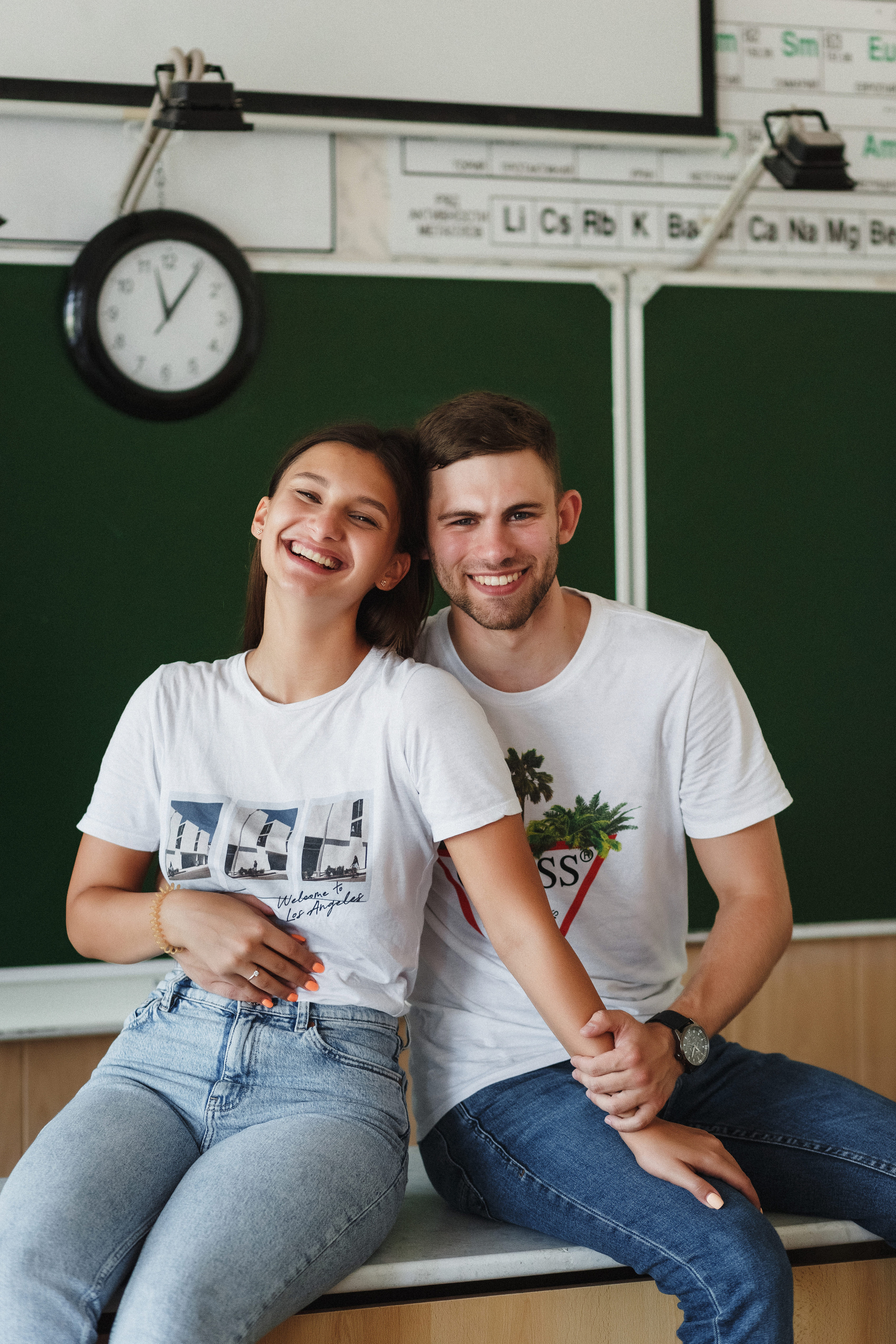 Захар и Дина: романтическая фотосессия в Таганроге на фоне школы. Свадебный и семейный фотограф в Таганроге Бакарюк Антон