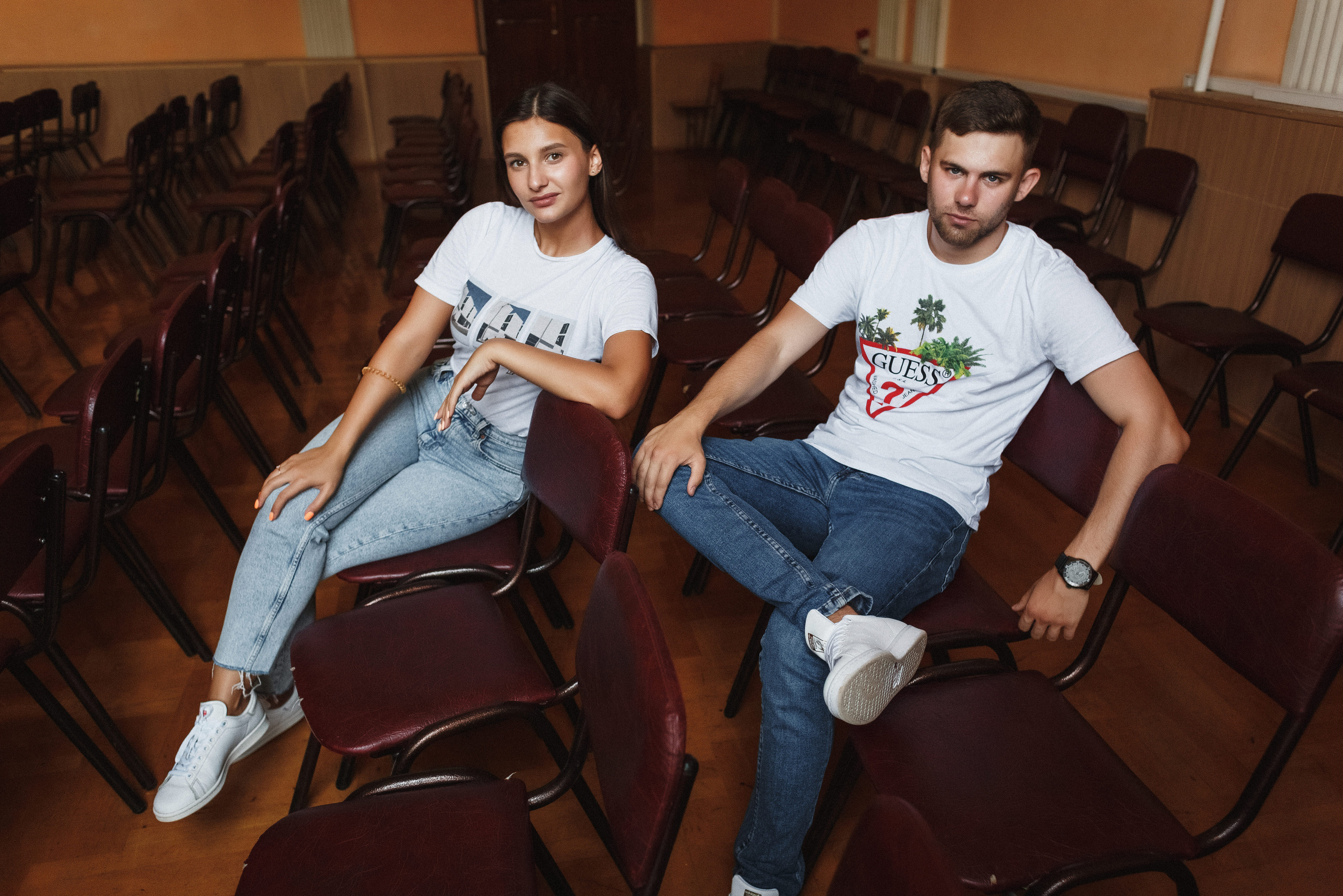 Захар и Дина: романтическая фотосессия в Таганроге на фоне школы. Свадебный и семейный фотограф в Таганроге Бакарюк Антон