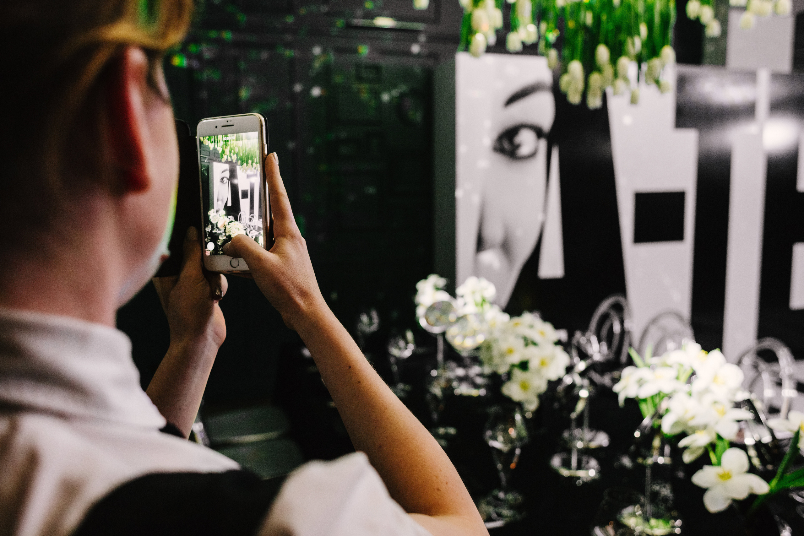 Репортажные фотографии дня рождения Альфии в Таганроге в Мадам Ку Ку. Свадебный и семейный фотограф в Таганроге Бакарюк Антон