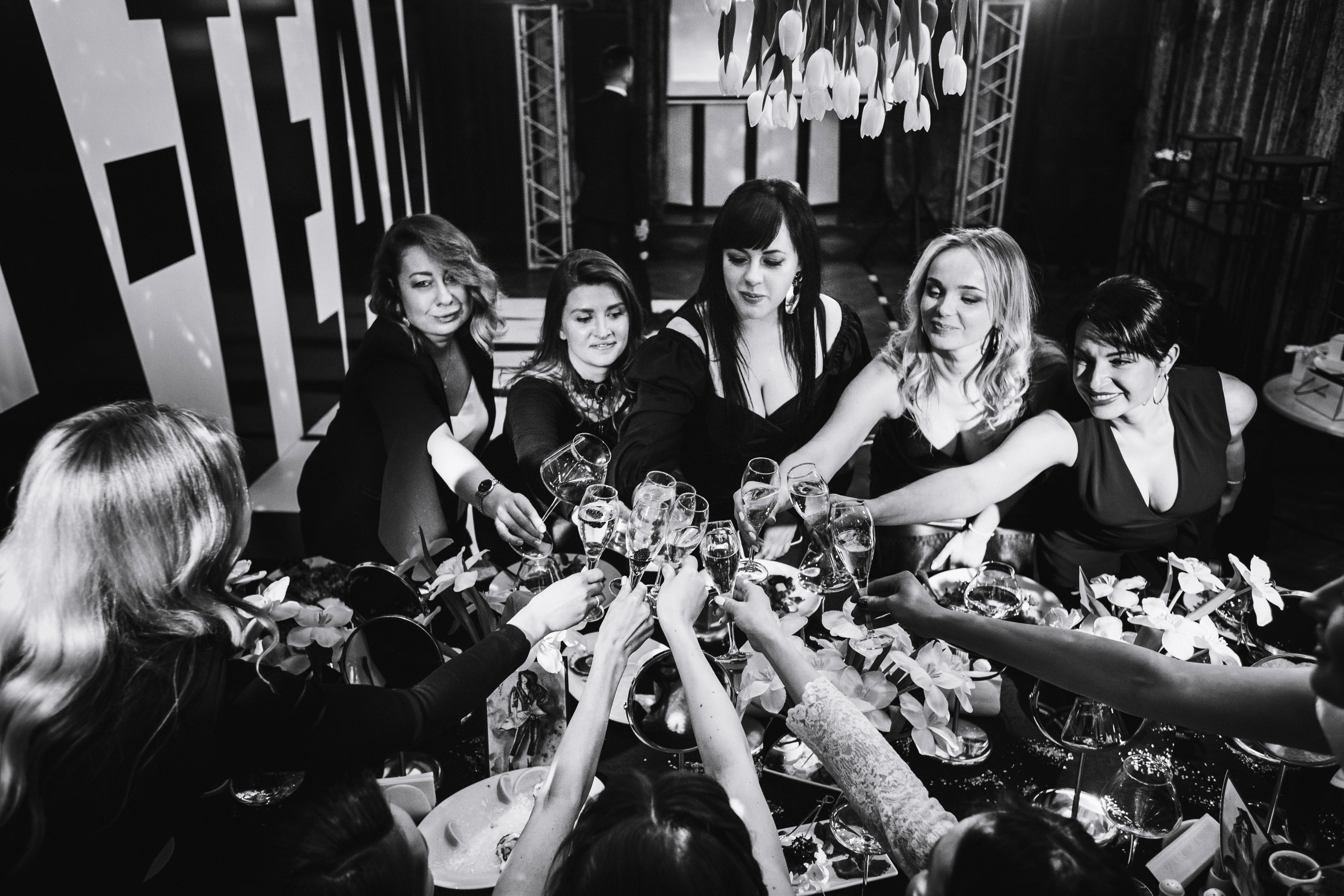 Репортажные фотографии дня рождения Альфии в Таганроге в Мадам Ку Ку. Свадебный и семейный фотограф в Таганроге Бакарюк Антон