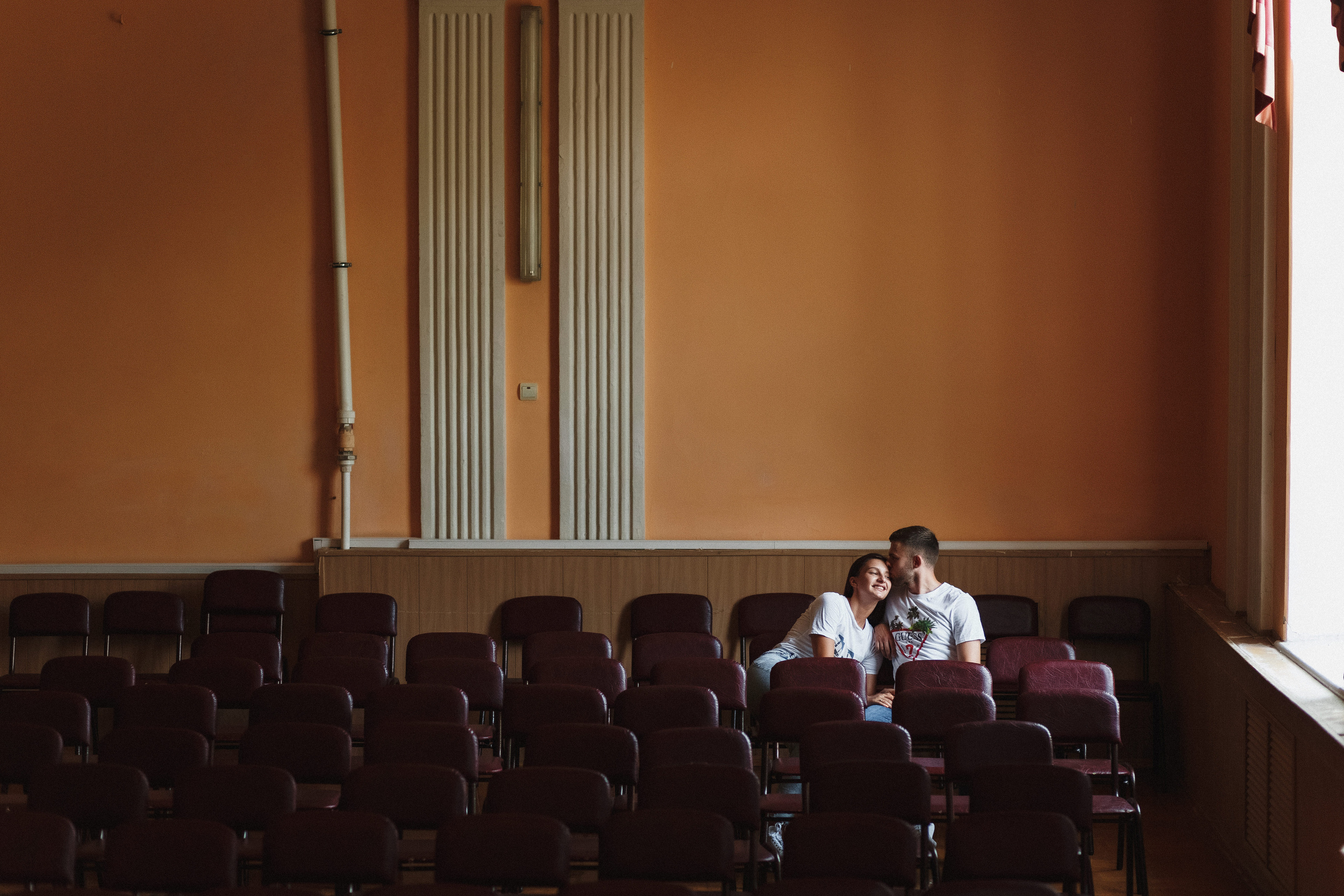 Захар и Дина: романтическая фотосессия в Таганроге на фоне школы. Свадебный и семейный фотограф в Таганроге Бакарюк Антон