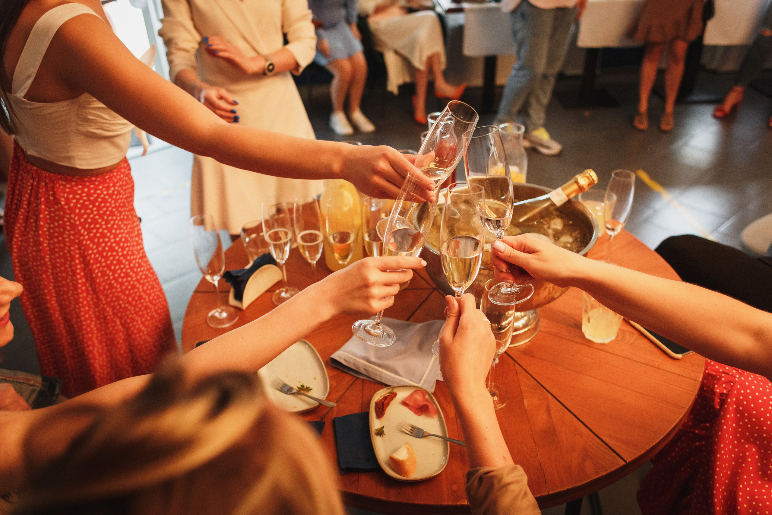 Кадры в Культ Вина: репортажная фотография в Таганроге от профессионал. Свадебный и семейный фотограф в Таганроге Бакарюк Антон