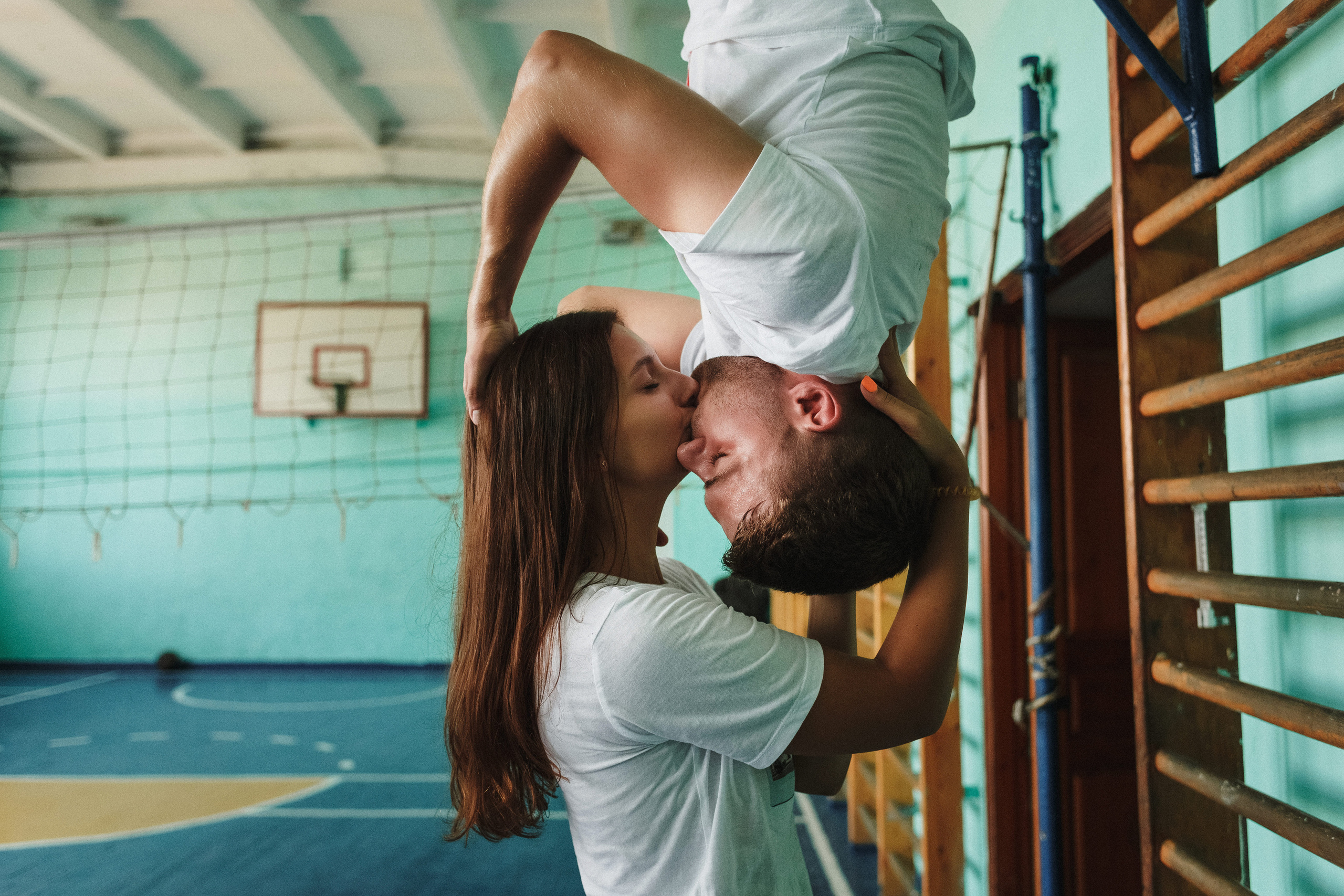 Захар и Дина: романтическая фотосессия в Таганроге на фоне школы. Свадебный и семейный фотограф в Таганроге Бакарюк Антон