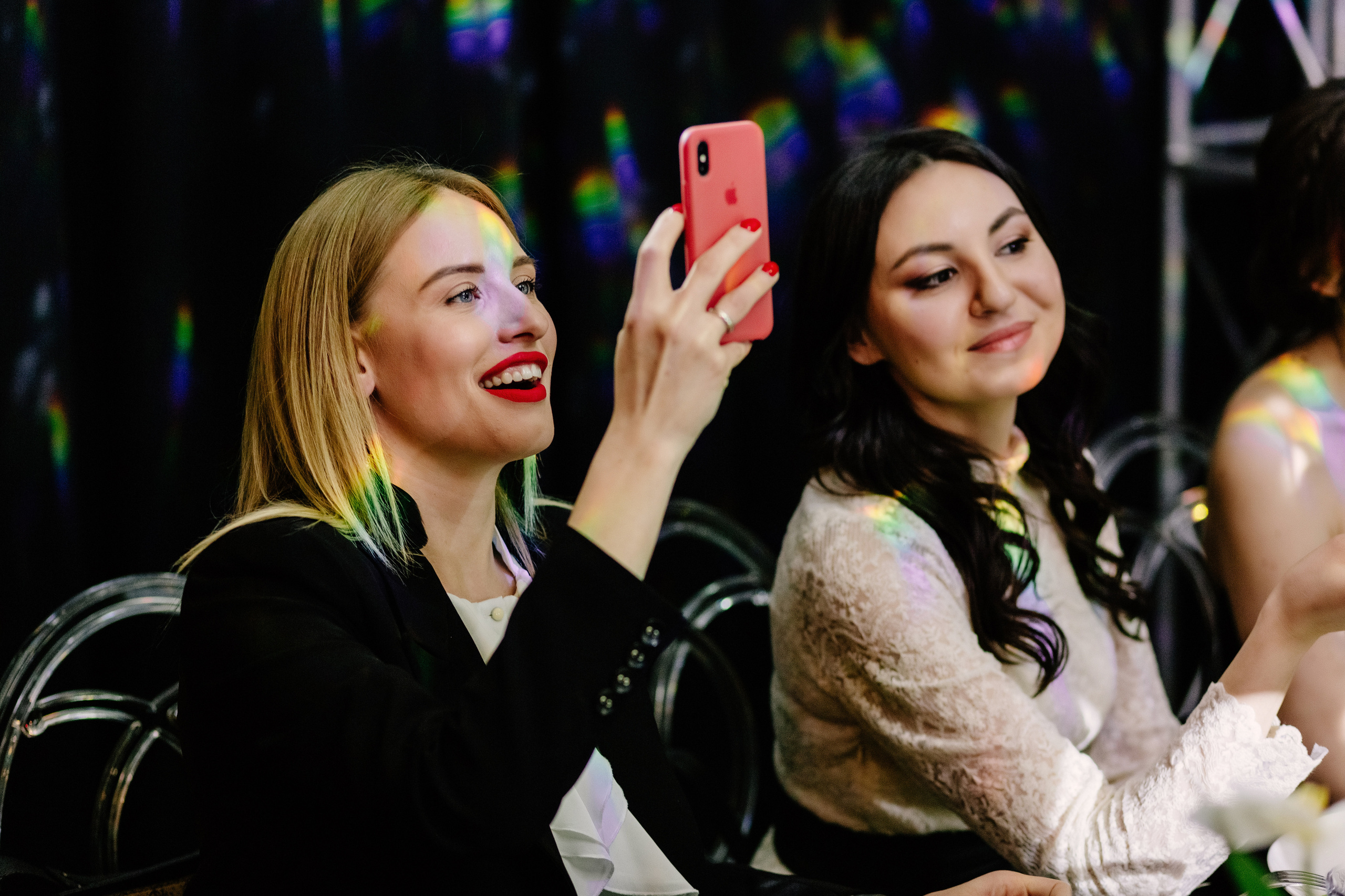 Репортажные фотографии дня рождения Альфии в Таганроге в Мадам Ку Ку. Свадебный и семейный фотограф в Таганроге Бакарюк Антон