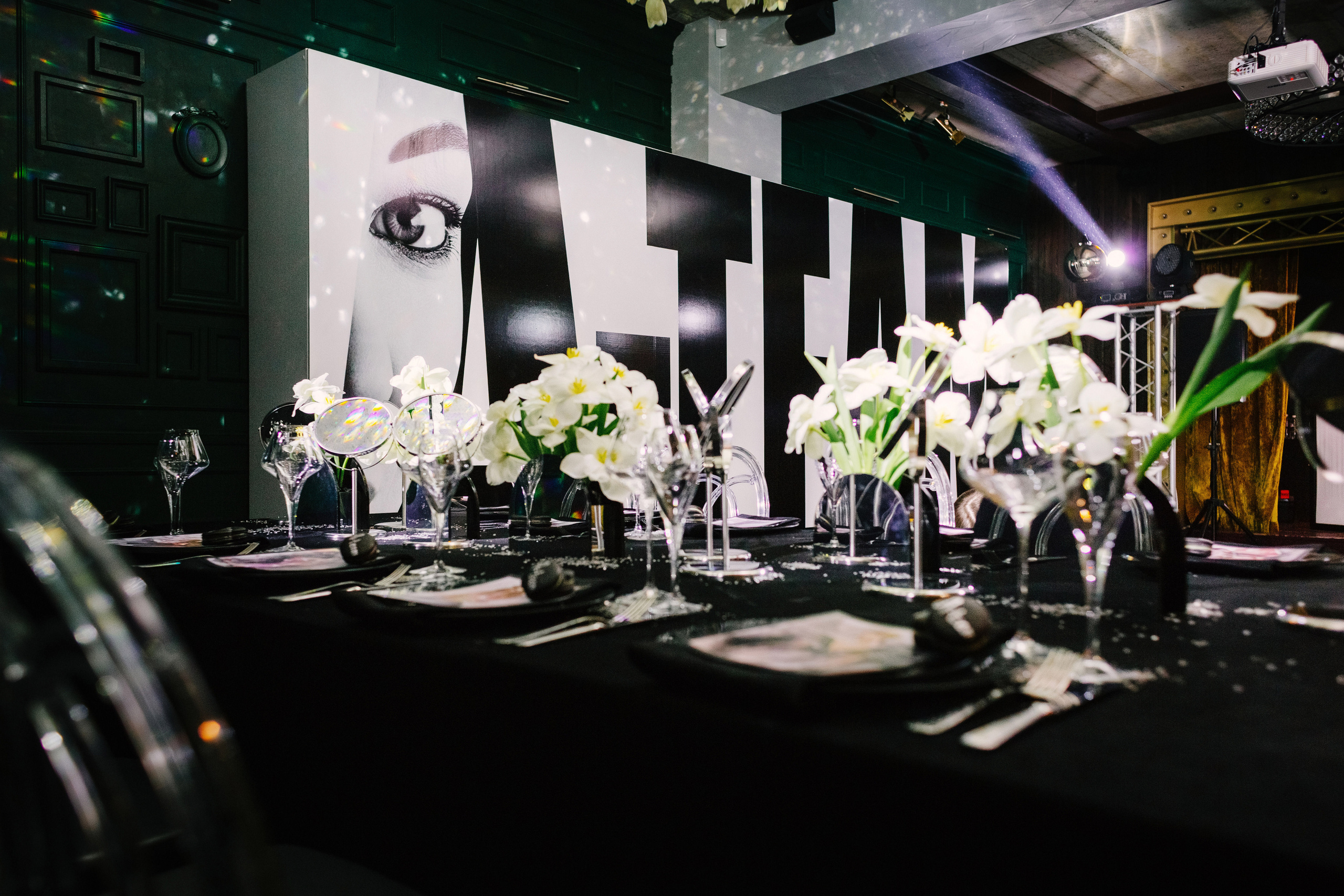 Репортажные фотографии дня рождения Альфии в Таганроге в Мадам Ку Ку. Свадебный и семейный фотограф в Таганроге Бакарюк Антон