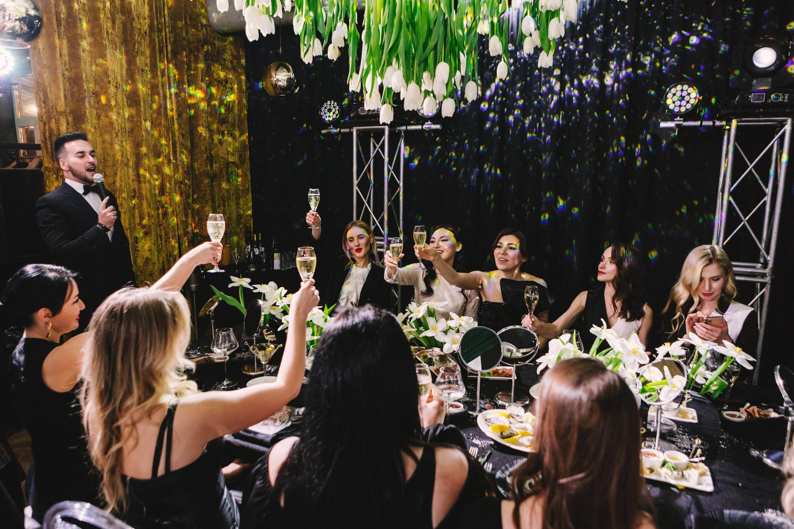 Репортажные фотографии дня рождения Альфии в Таганроге в Мадам Ку Ку. Свадебный и семейный фотограф в Таганроге Бакарюк Антон