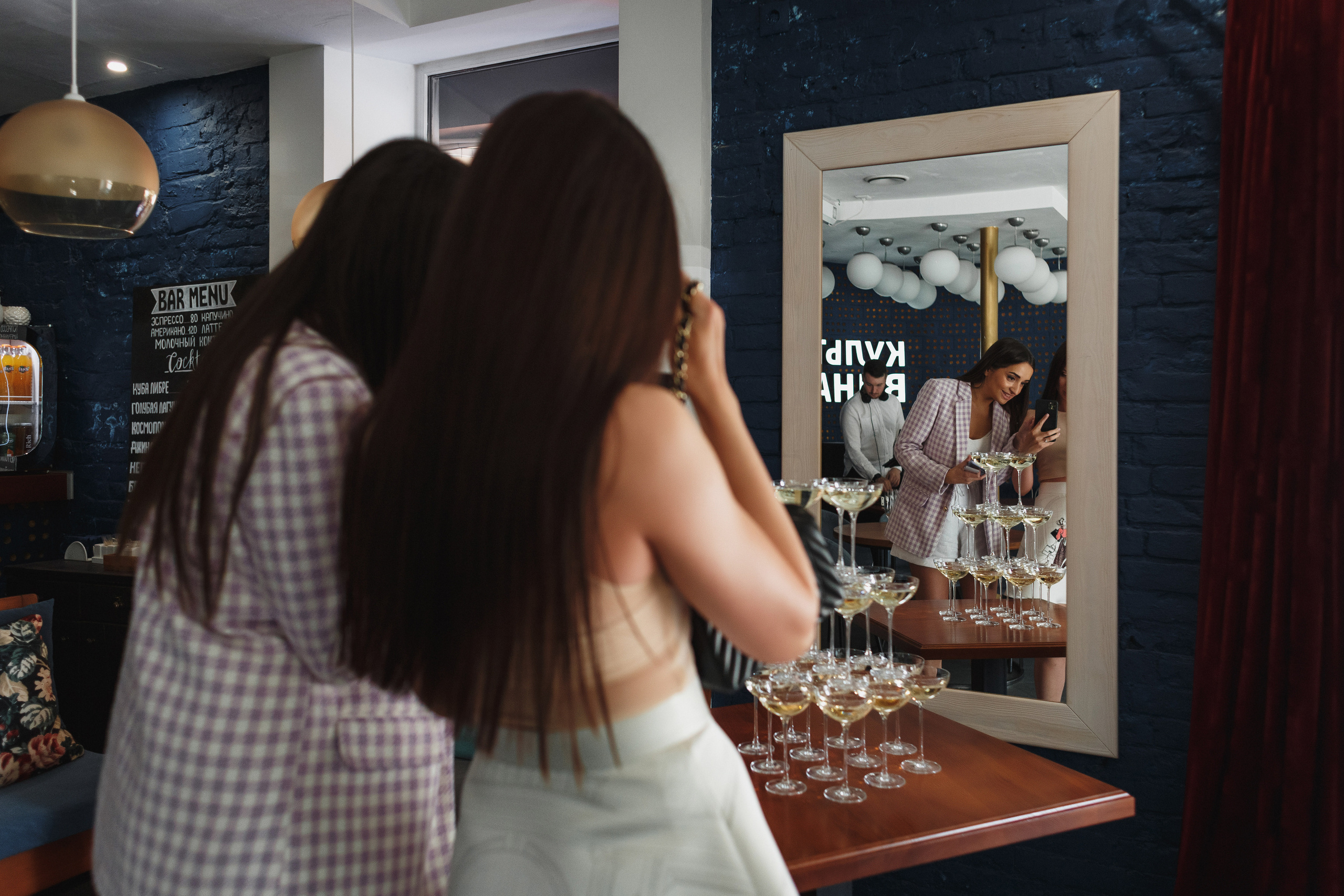 Кадры в Культ Вина: репортажная фотография в Таганроге от профессионал. Свадебный и семейный фотограф в Таганроге Бакарюк Антон