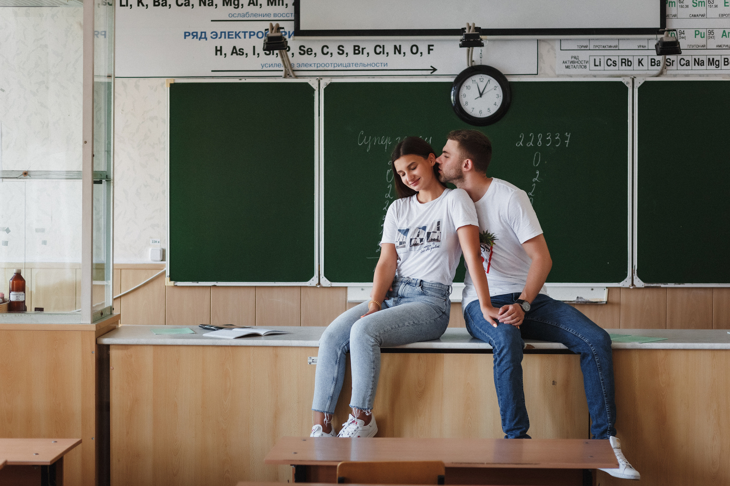 Захар и Дина: романтическая фотосессия в Таганроге на фоне школы. Свадебный и семейный фотограф в Таганроге Бакарюк Антон