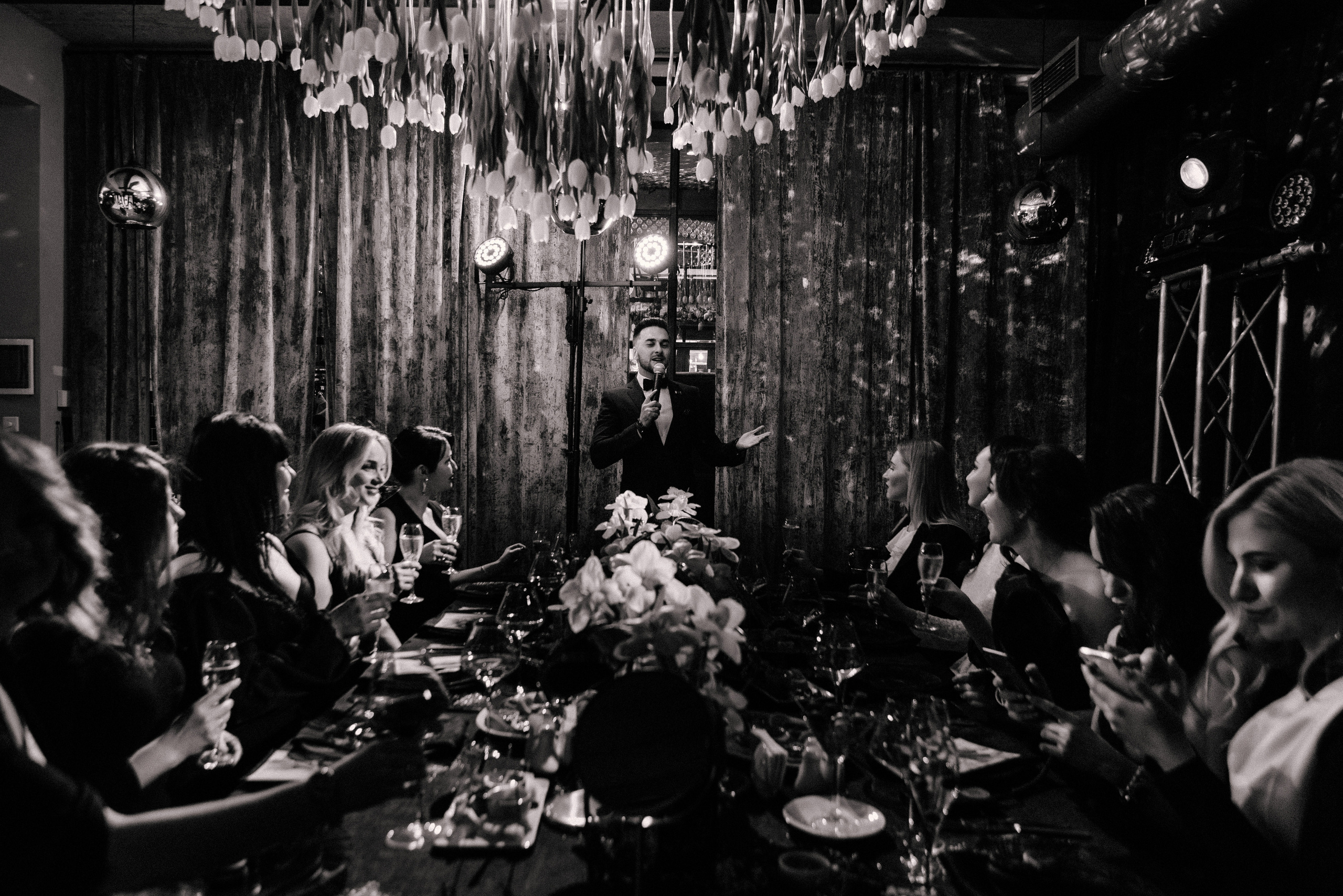 Репортажные фотографии дня рождения Альфии в Таганроге в Мадам Ку Ку. Свадебный и семейный фотограф в Таганроге Бакарюк Антон