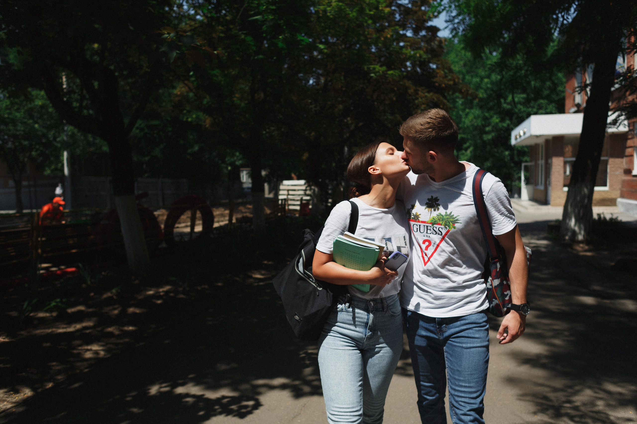 Захар и Дина: романтическая фотосессия в Таганроге на фоне школы. Свадебный и семейный фотограф в Таганроге Бакарюк Антон