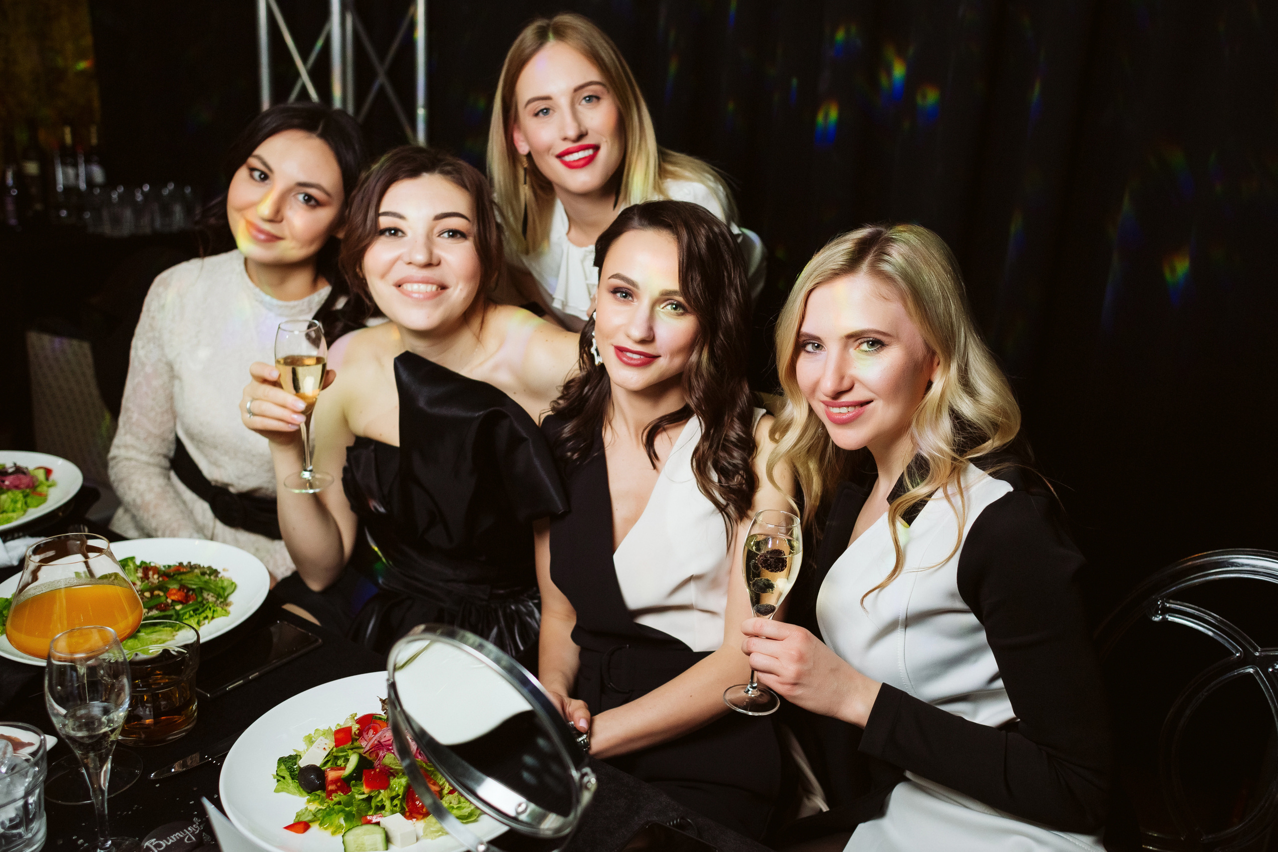 Репортажные фотографии дня рождения Альфии в Таганроге в Мадам Ку Ку. Свадебный и семейный фотограф в Таганроге Бакарюк Антон