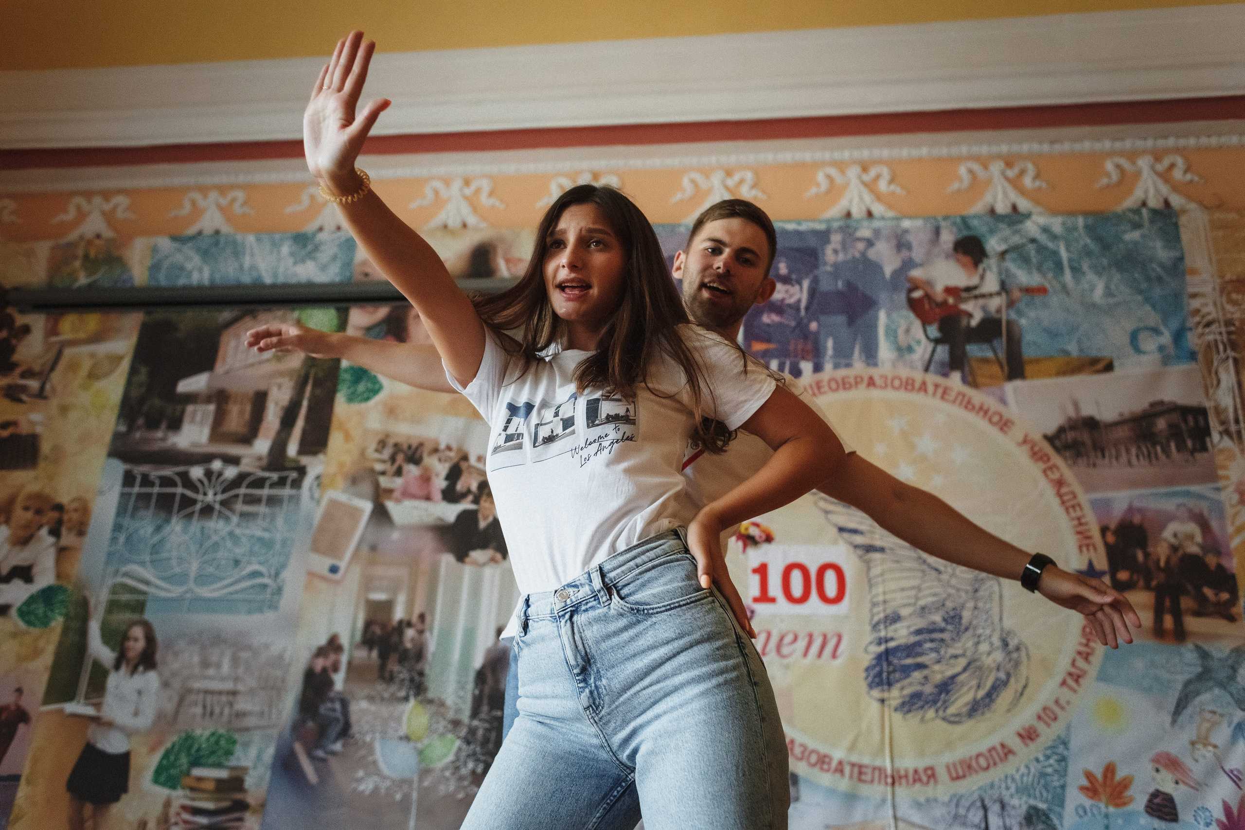 Захар и Дина: романтическая фотосессия в Таганроге на фоне школы. Свадебный и семейный фотограф в Таганроге Бакарюк Антон