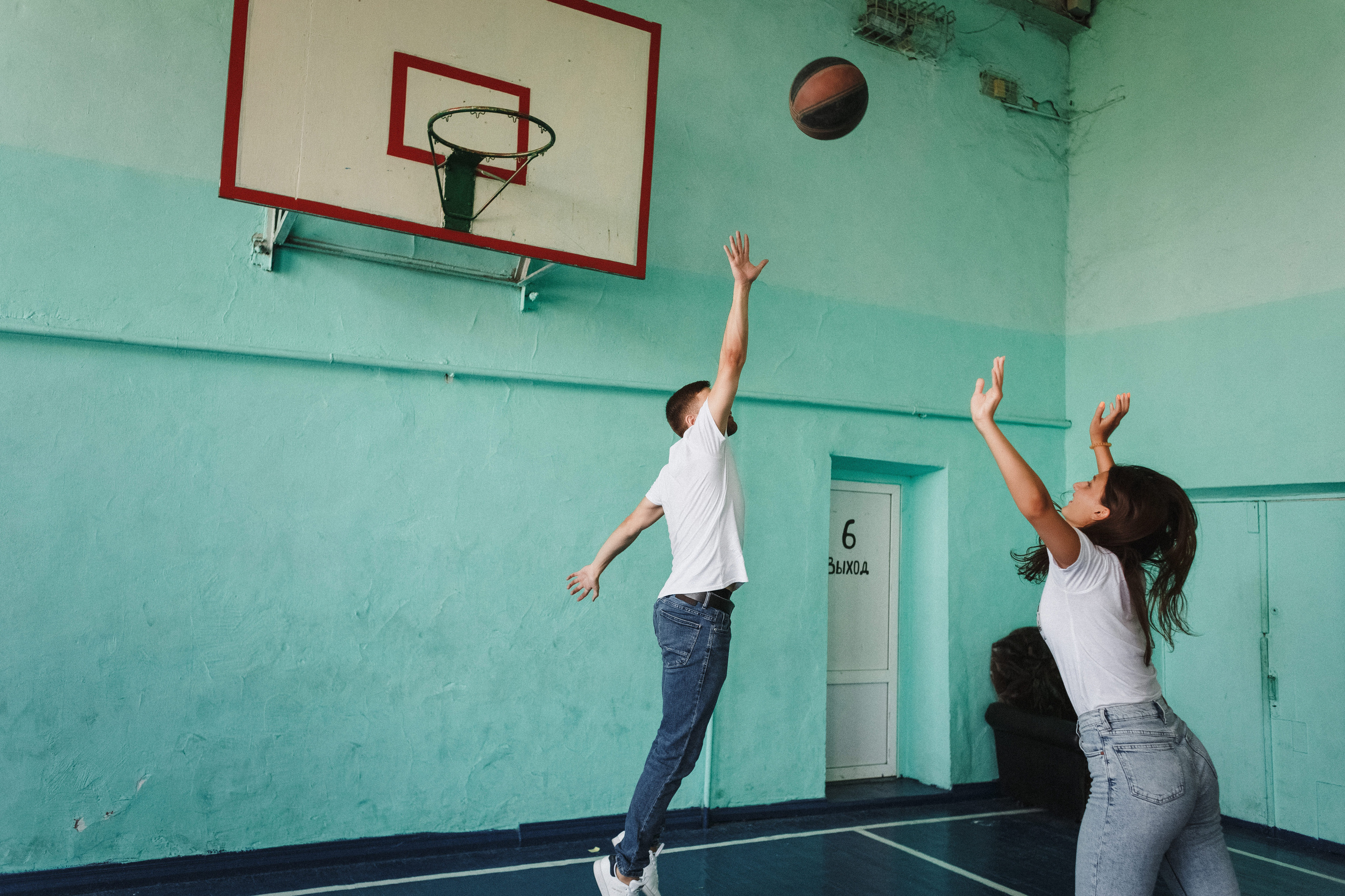 Захар и Дина: романтическая фотосессия в Таганроге на фоне школы. Свадебный и семейный фотограф в Таганроге Бакарюк Антон