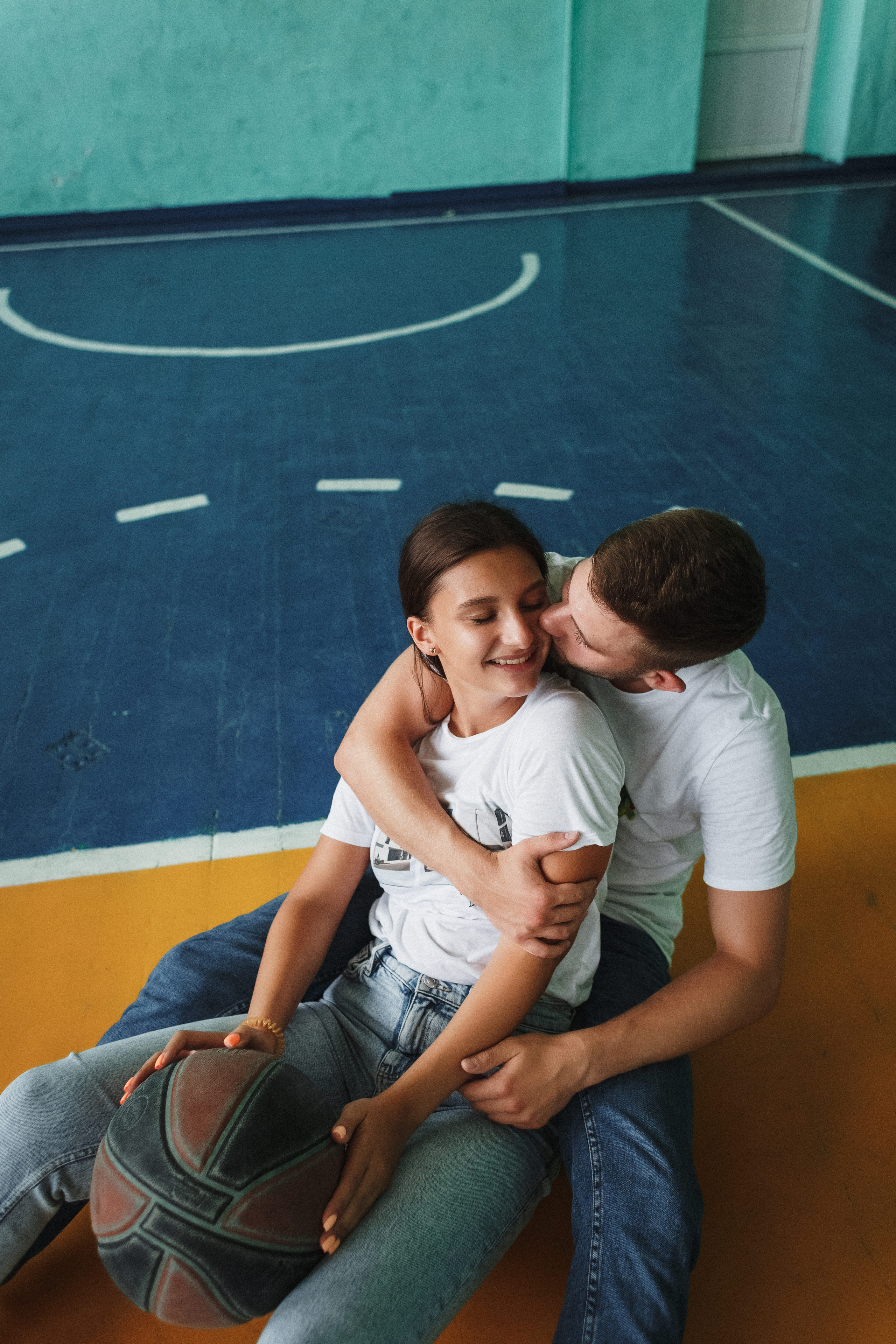 Захар и Дина: романтическая фотосессия в Таганроге на фоне школы. Свадебный и семейный фотограф в Таганроге Бакарюк Антон