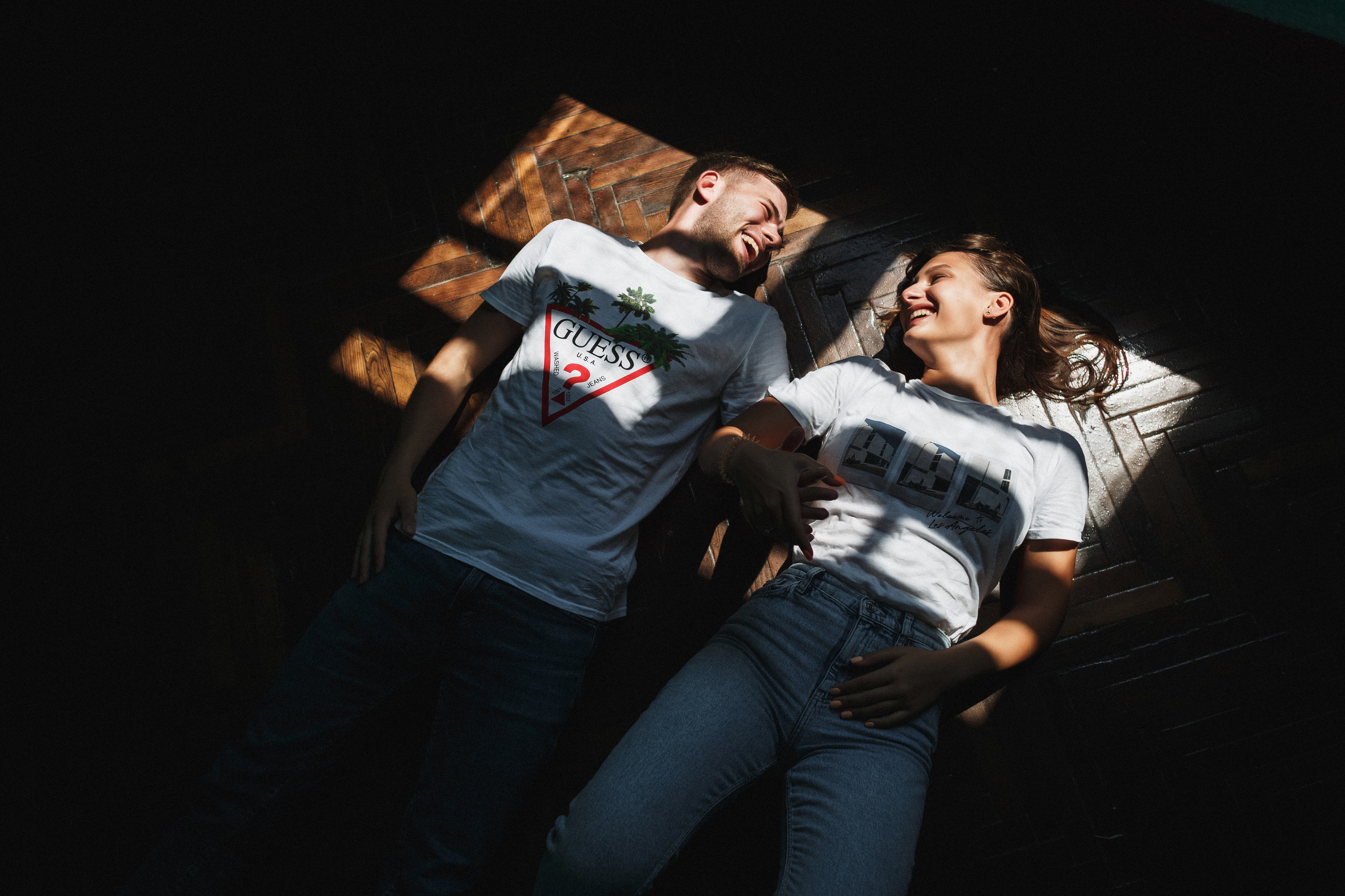 Захар и Дина: романтическая фотосессия в Таганроге на фоне школы. Свадебный и семейный фотограф в Таганроге Бакарюк Антон