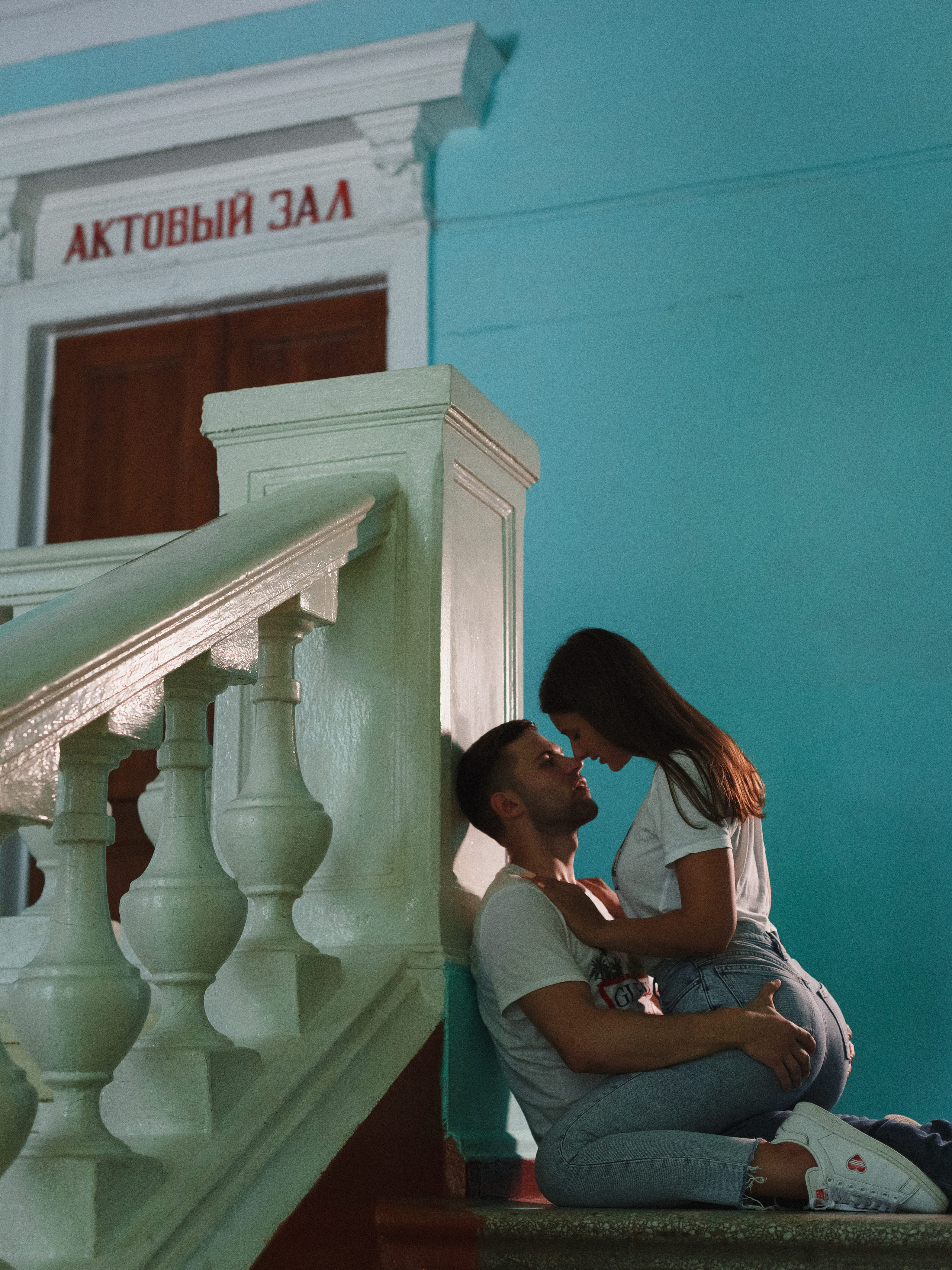 Захар и Дина: романтическая фотосессия в Таганроге на фоне школы. Свадебный и семейный фотограф в Таганроге Бакарюк Антон