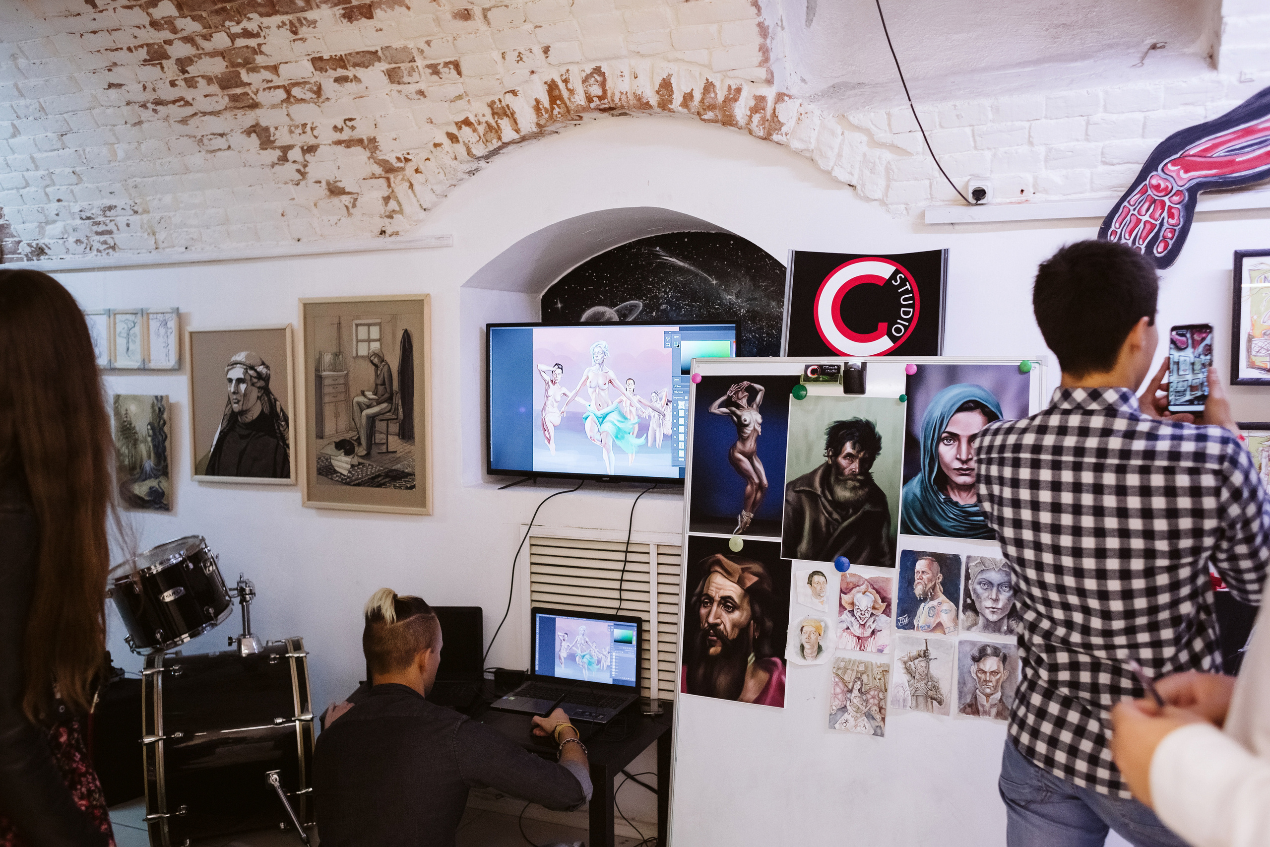 Фото выставки в Таганроге: профессиональная репортажная фотосъемка. Свадебный и семейный фотограф в Таганроге Бакарюк Антон