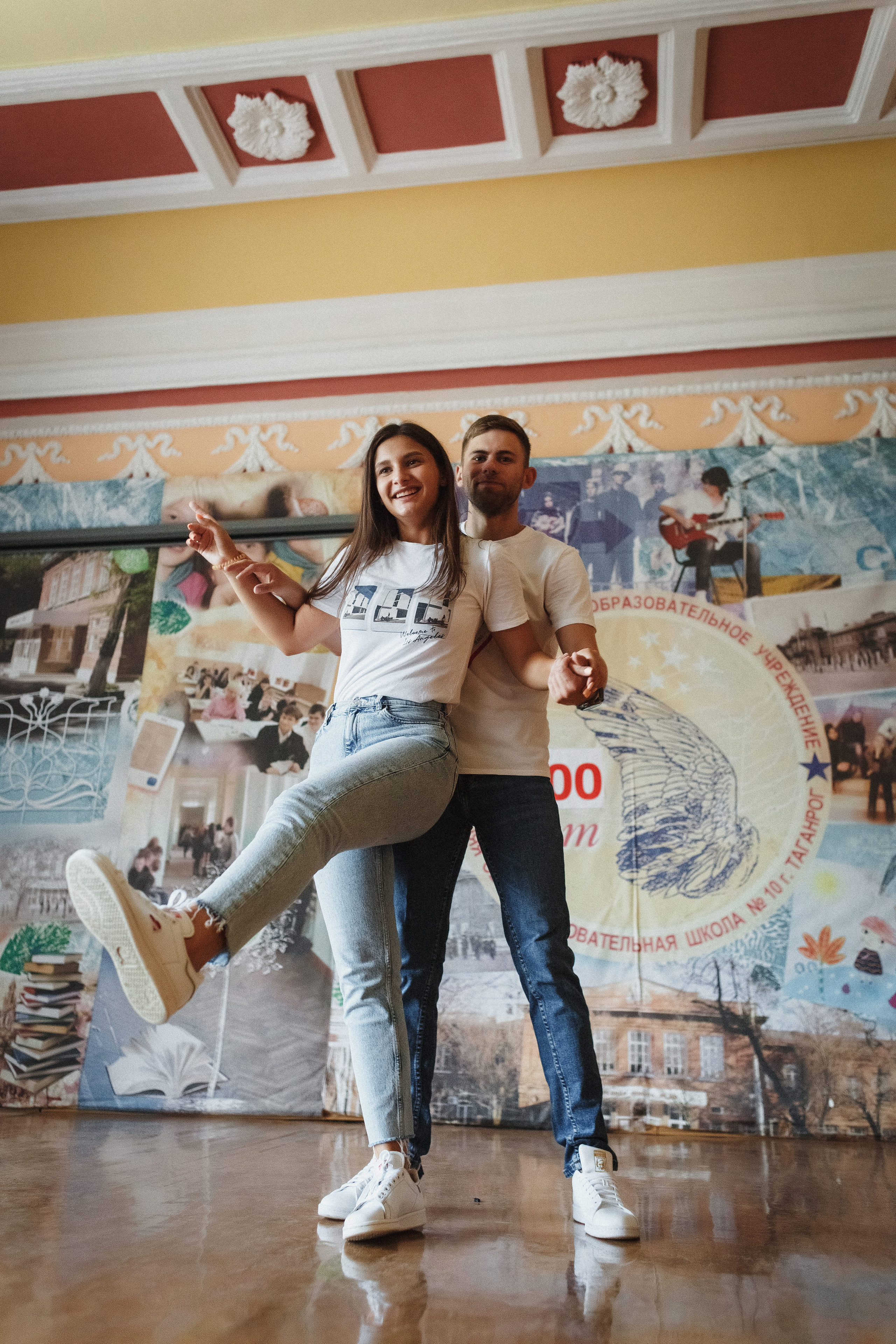 Захар и Дина: романтическая фотосессия в Таганроге на фоне школы. Свадебный и семейный фотограф в Таганроге Бакарюк Антон