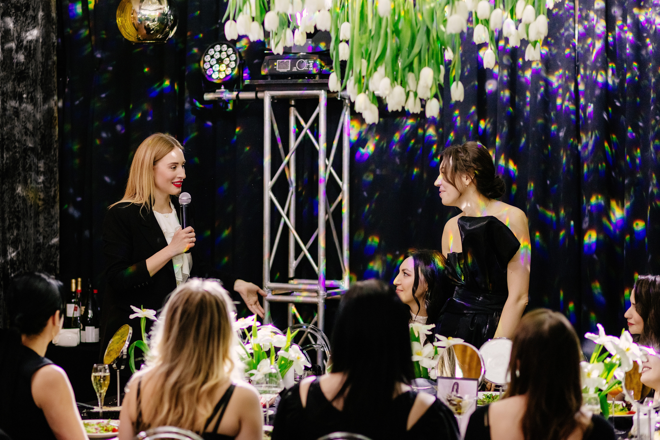 Репортажные фотографии дня рождения Альфии в Таганроге в Мадам Ку Ку. Свадебный и семейный фотограф в Таганроге Бакарюк Антон