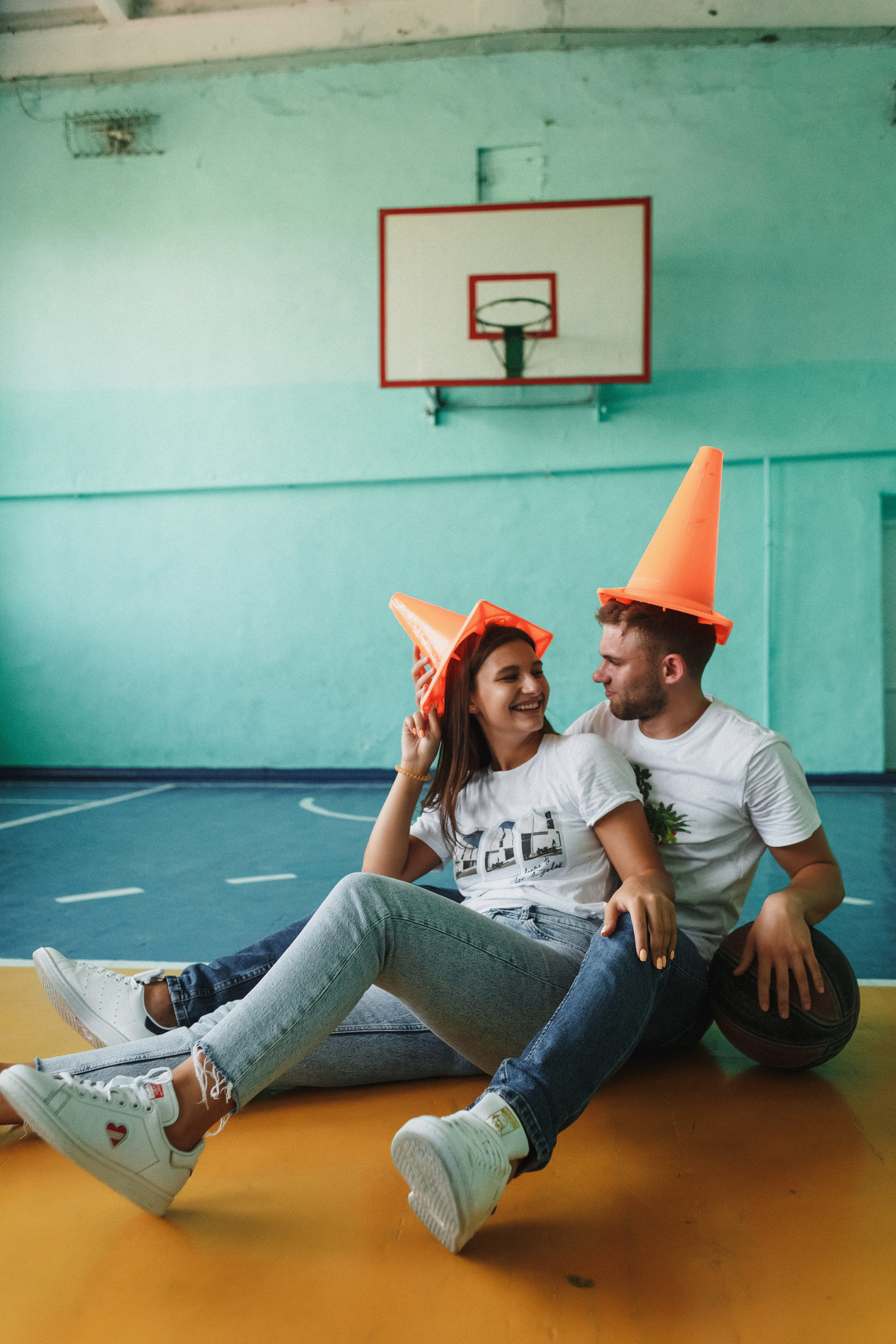 Захар и Дина: романтическая фотосессия в Таганроге на фоне школы. Свадебный и семейный фотограф в Таганроге Бакарюк Антон