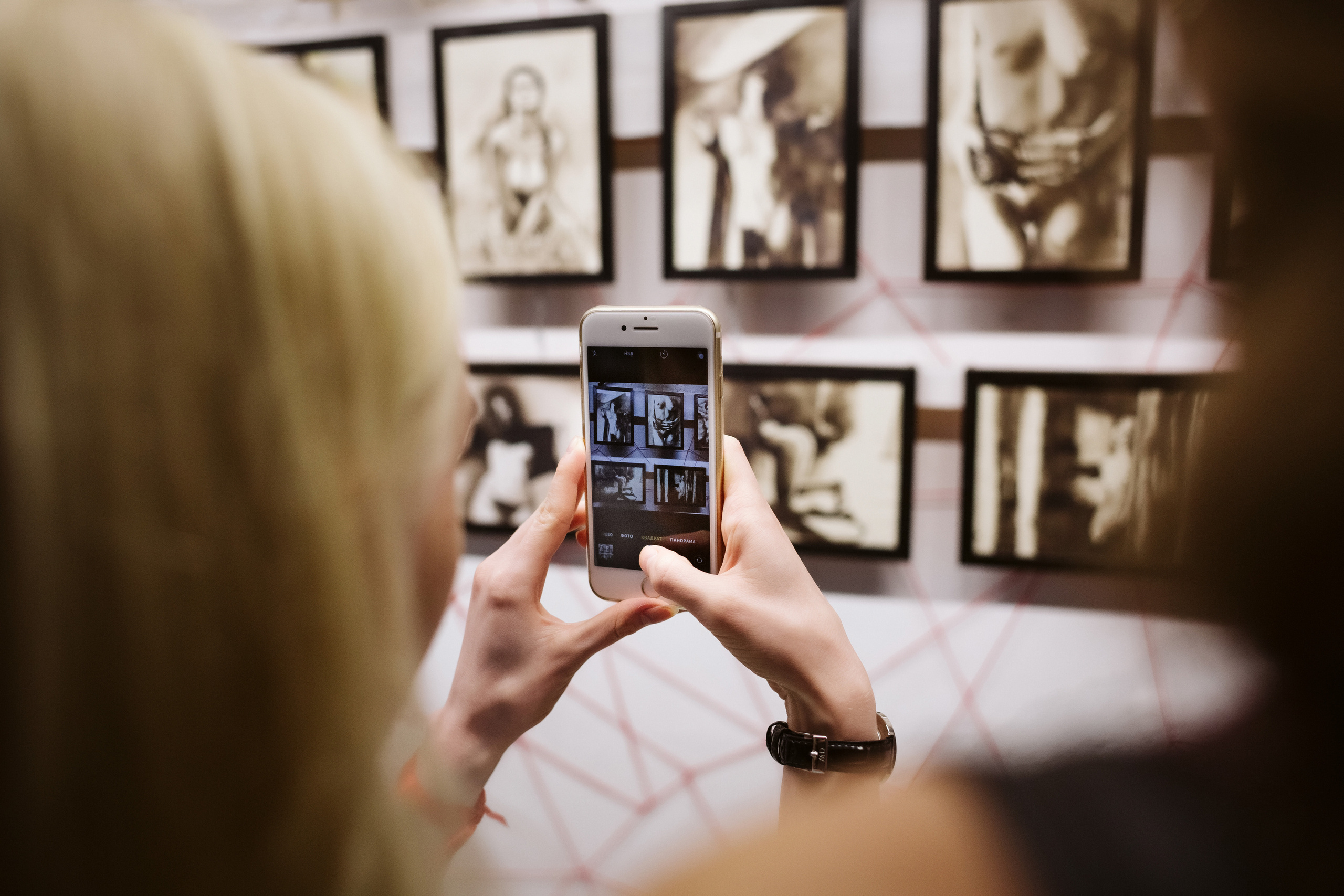 Фото выставки в Таганроге: профессиональная репортажная фотосъемка. Свадебный и семейный фотограф в Таганроге Бакарюк Антон