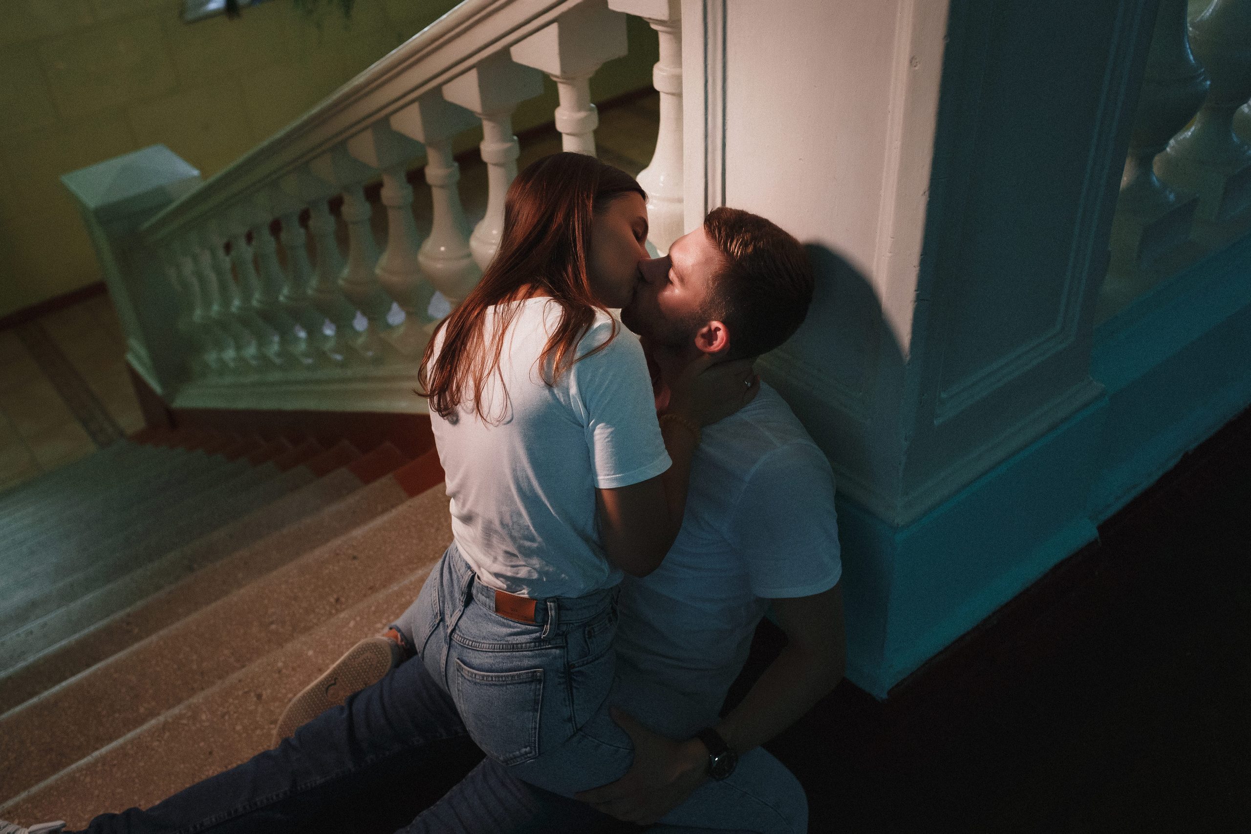 Захар и Дина: романтическая фотосессия в Таганроге на фоне школы. Свадебный и семейный фотограф в Таганроге Бакарюк Антон