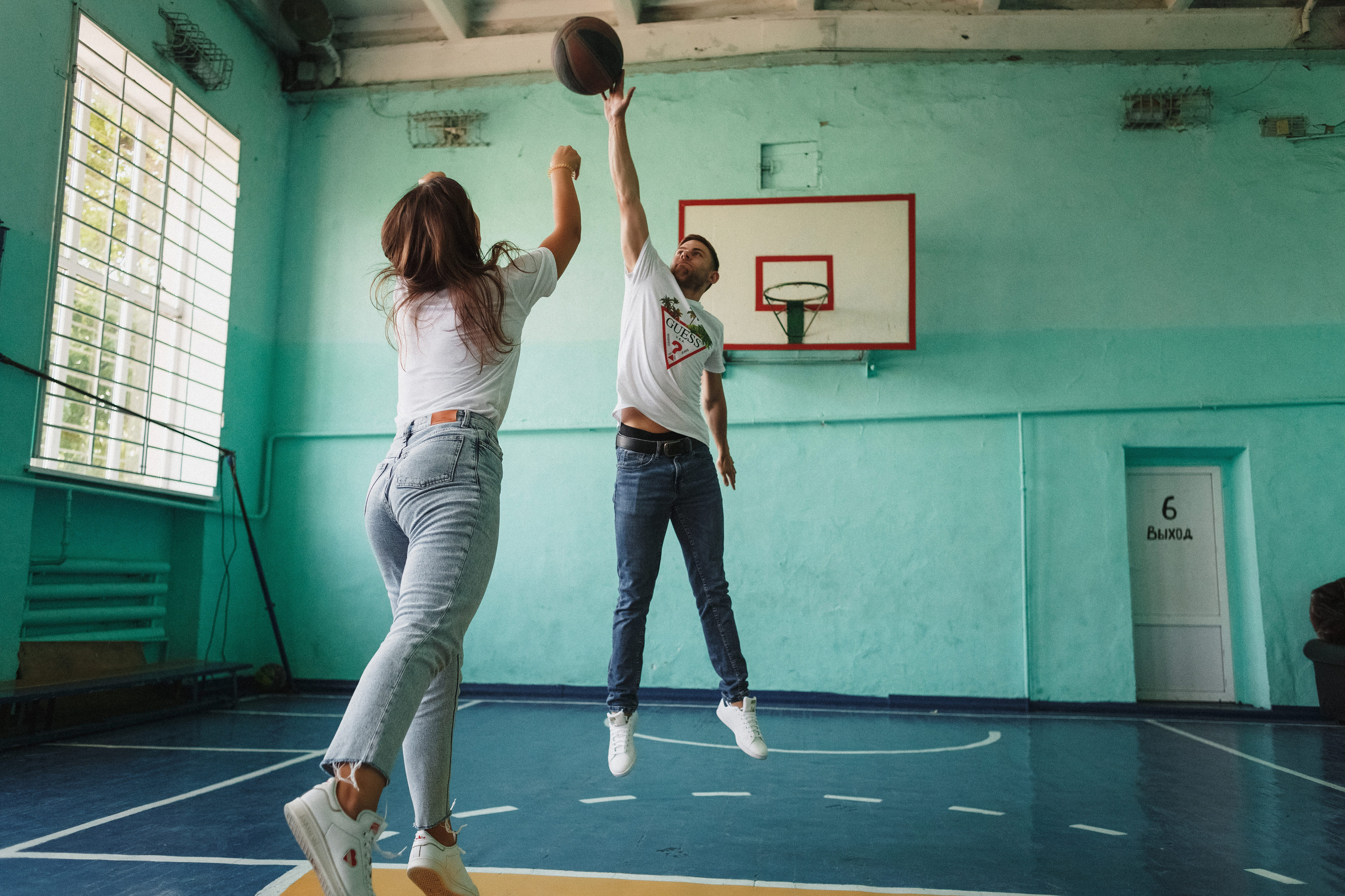 Захар и Дина: романтическая фотосессия в Таганроге на фоне школы. Свадебный и семейный фотограф в Таганроге Бакарюк Антон