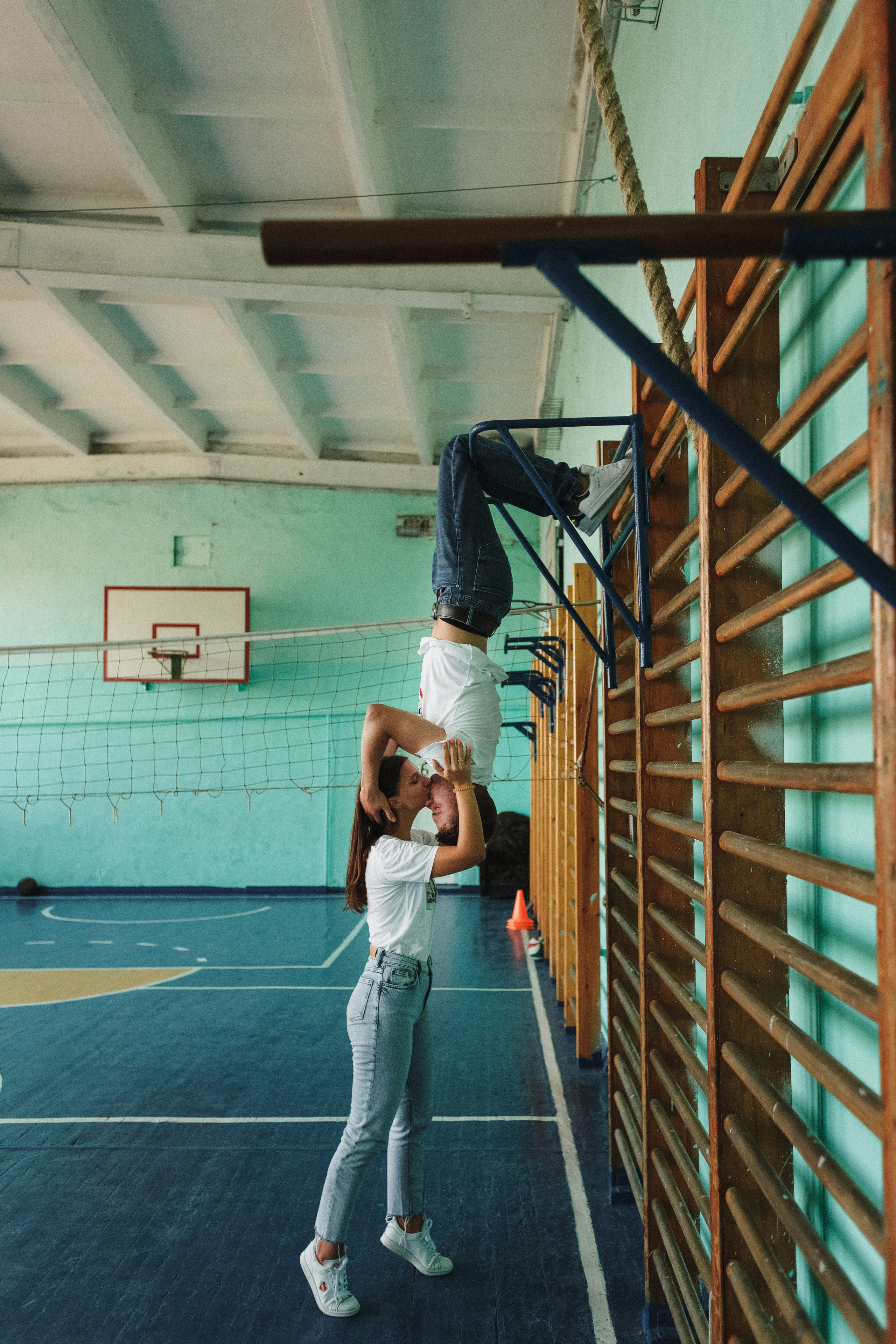 Захар и Дина: романтическая фотосессия в Таганроге на фоне школы. Свадебный и семейный фотограф в Таганроге Бакарюк Антон