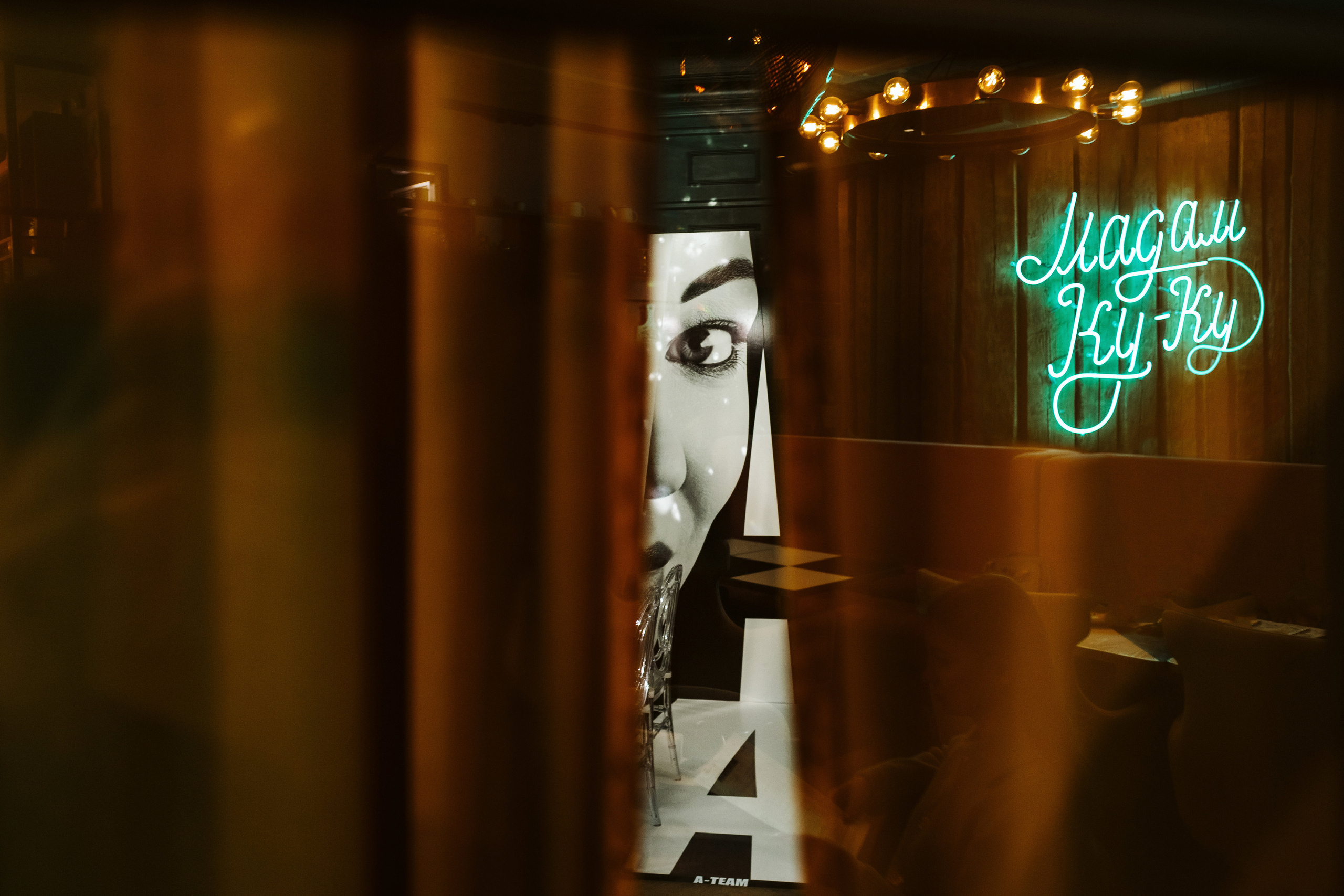 Репортажные фотографии дня рождения Альфии в Таганроге в Мадам Ку Ку. Свадебный и семейный фотограф в Таганроге Бакарюк Антон