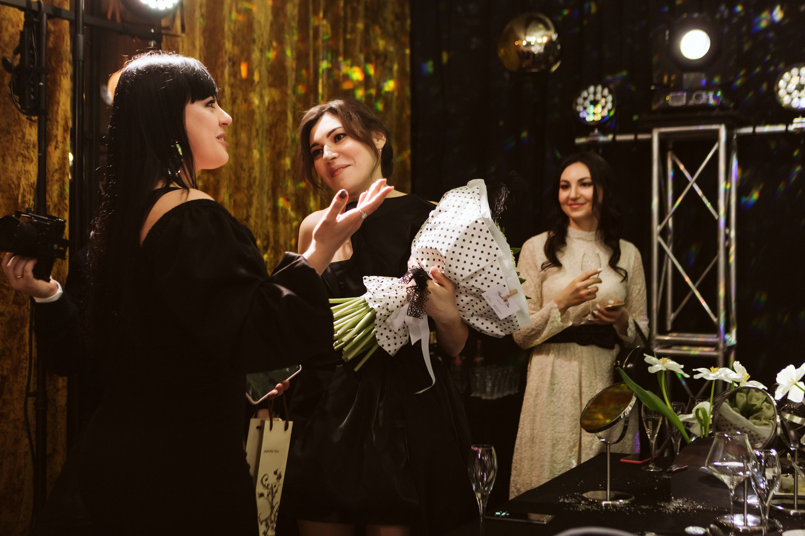 Репортажные фотографии дня рождения Альфии в Таганроге в Мадам Ку Ку. Свадебный и семейный фотограф в Таганроге Бакарюк Антон