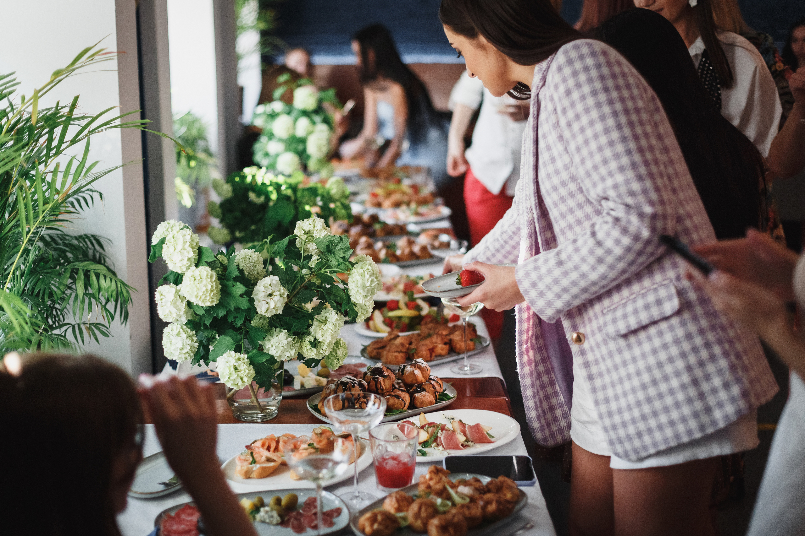 Кадры в Культ Вина: репортажная фотография в Таганроге от профессионал. Свадебный и семейный фотограф в Таганроге Бакарюк Антон