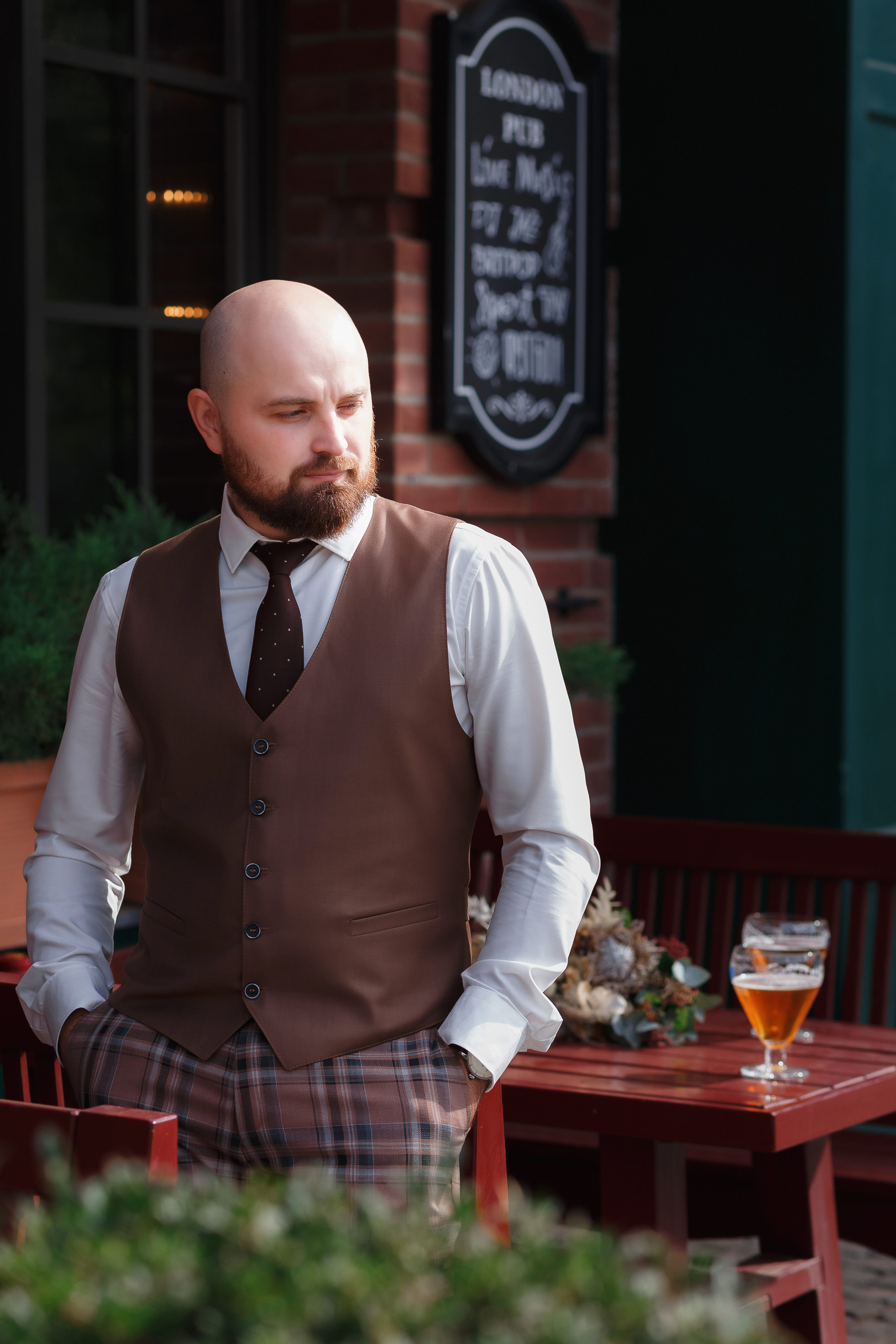 фото жениха на фоне London Pub в Ростове на Дону