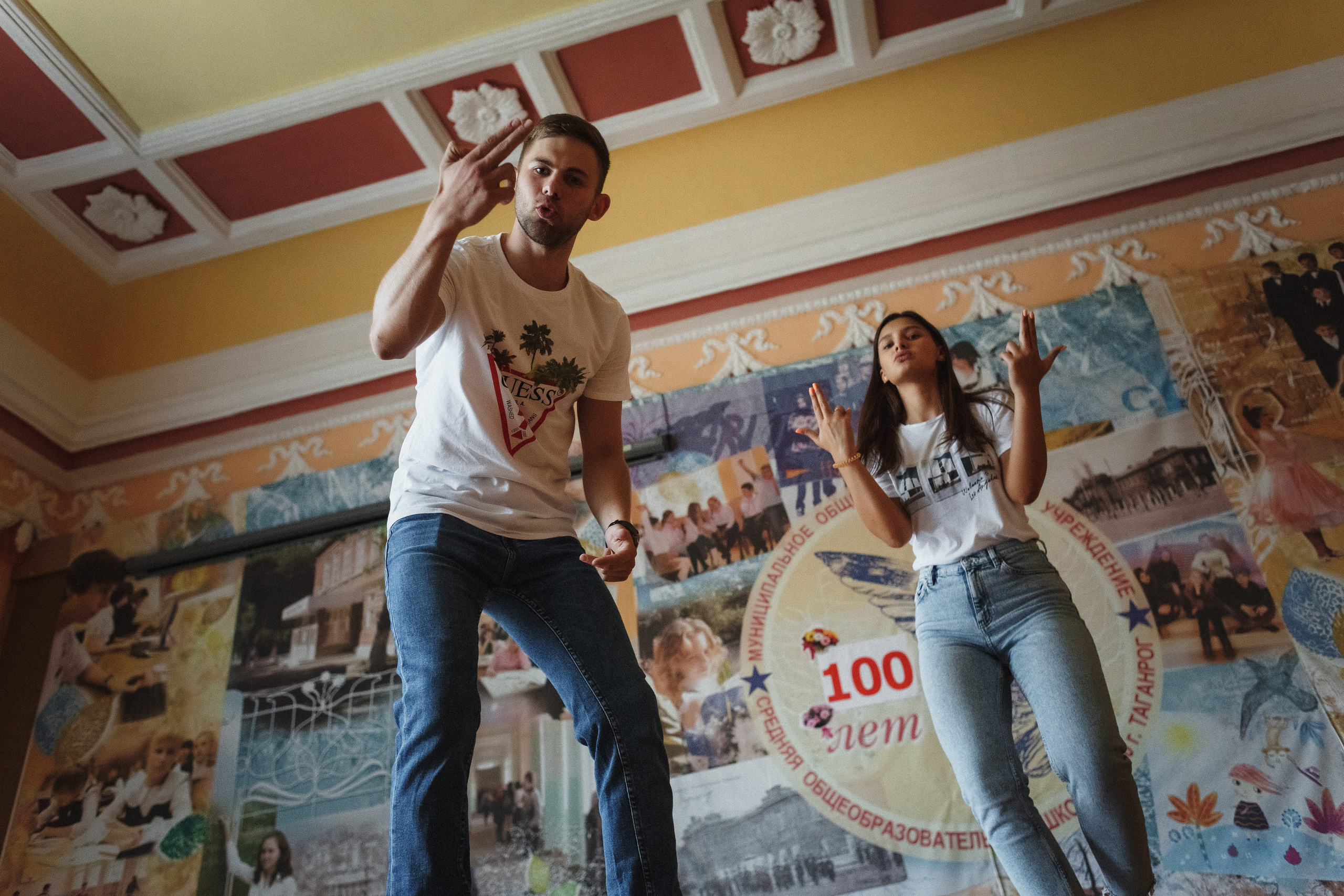 Захар и Дина: романтическая фотосессия в Таганроге на фоне школы. Свадебный и семейный фотограф в Таганроге Бакарюк Антон