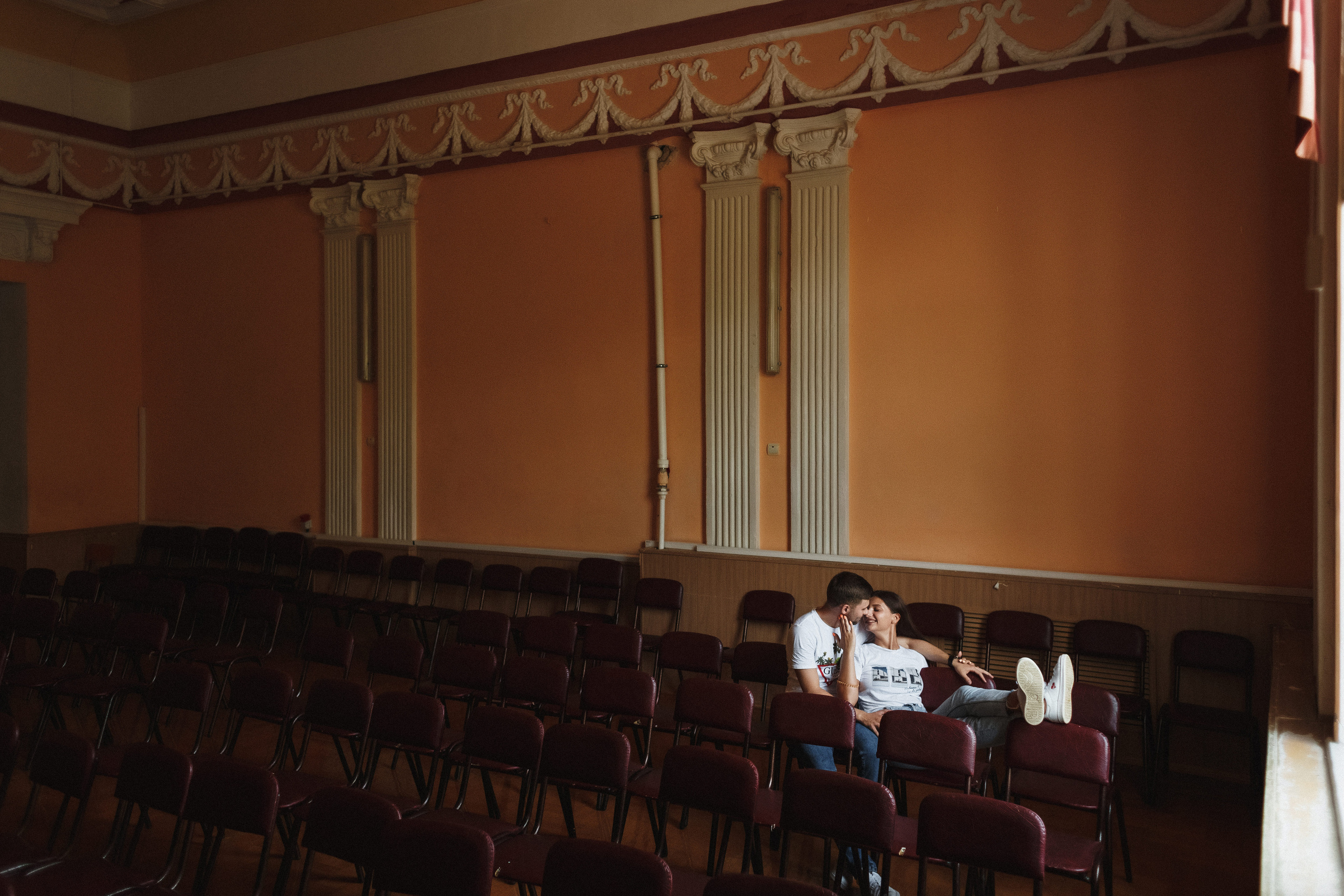 Захар и Дина: романтическая фотосессия в Таганроге на фоне школы. Свадебный и семейный фотограф в Таганроге Бакарюк Антон