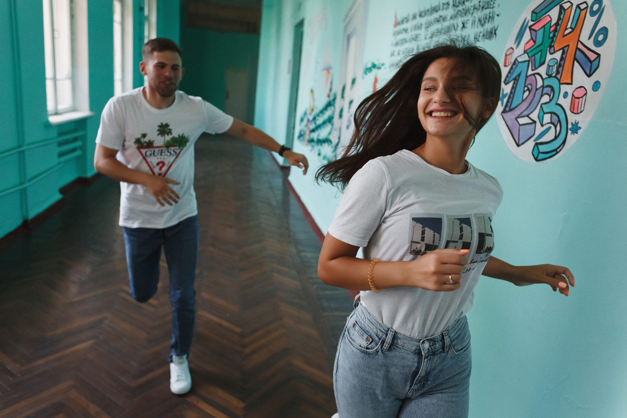 Захар и Дина: романтическая фотосессия в Таганроге на фоне школы. Свадебный и семейный фотограф в Таганроге Бакарюк Антон