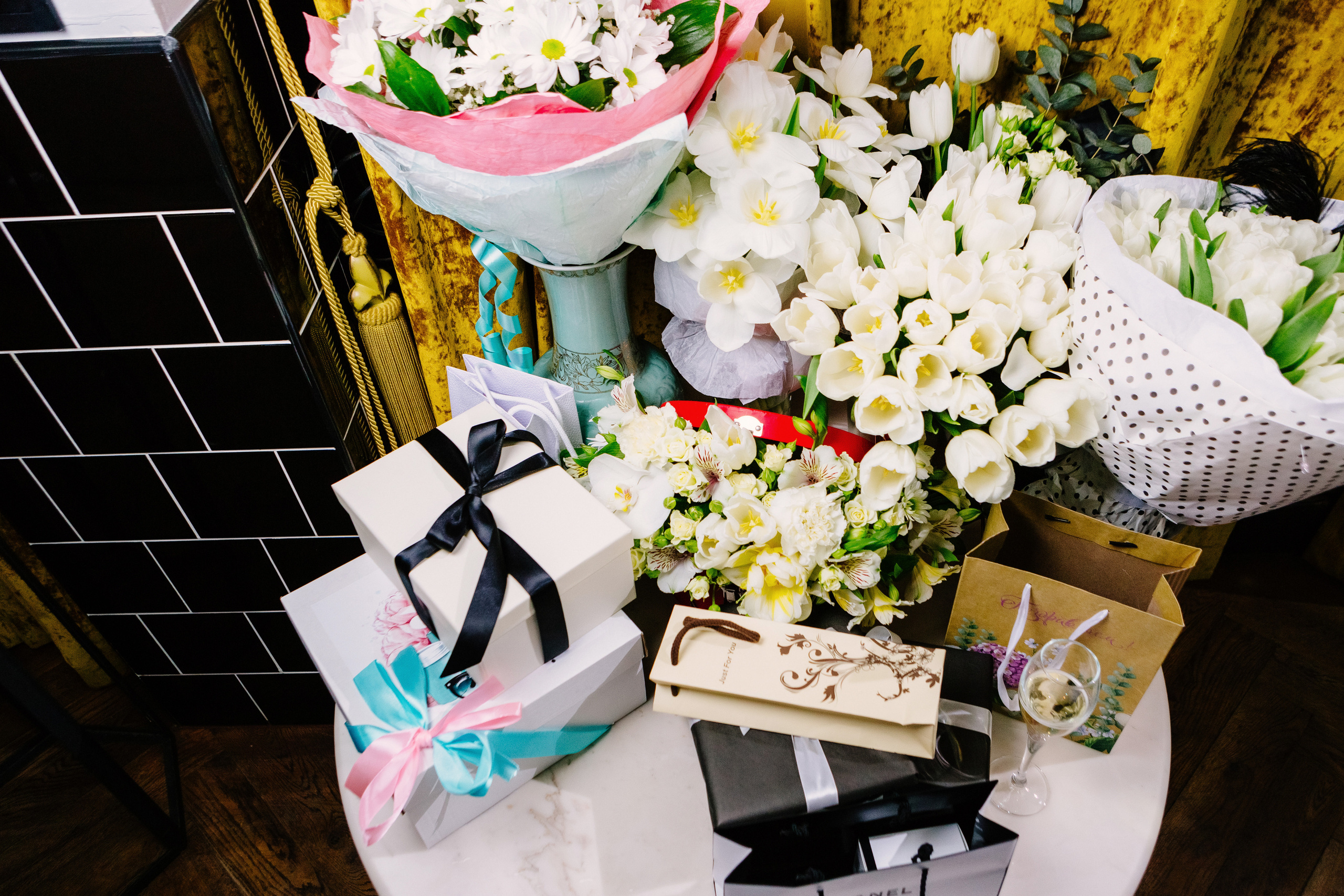 Репортажные фотографии дня рождения Альфии в Таганроге в Мадам Ку Ку. Свадебный и семейный фотограф в Таганроге Бакарюк Антон