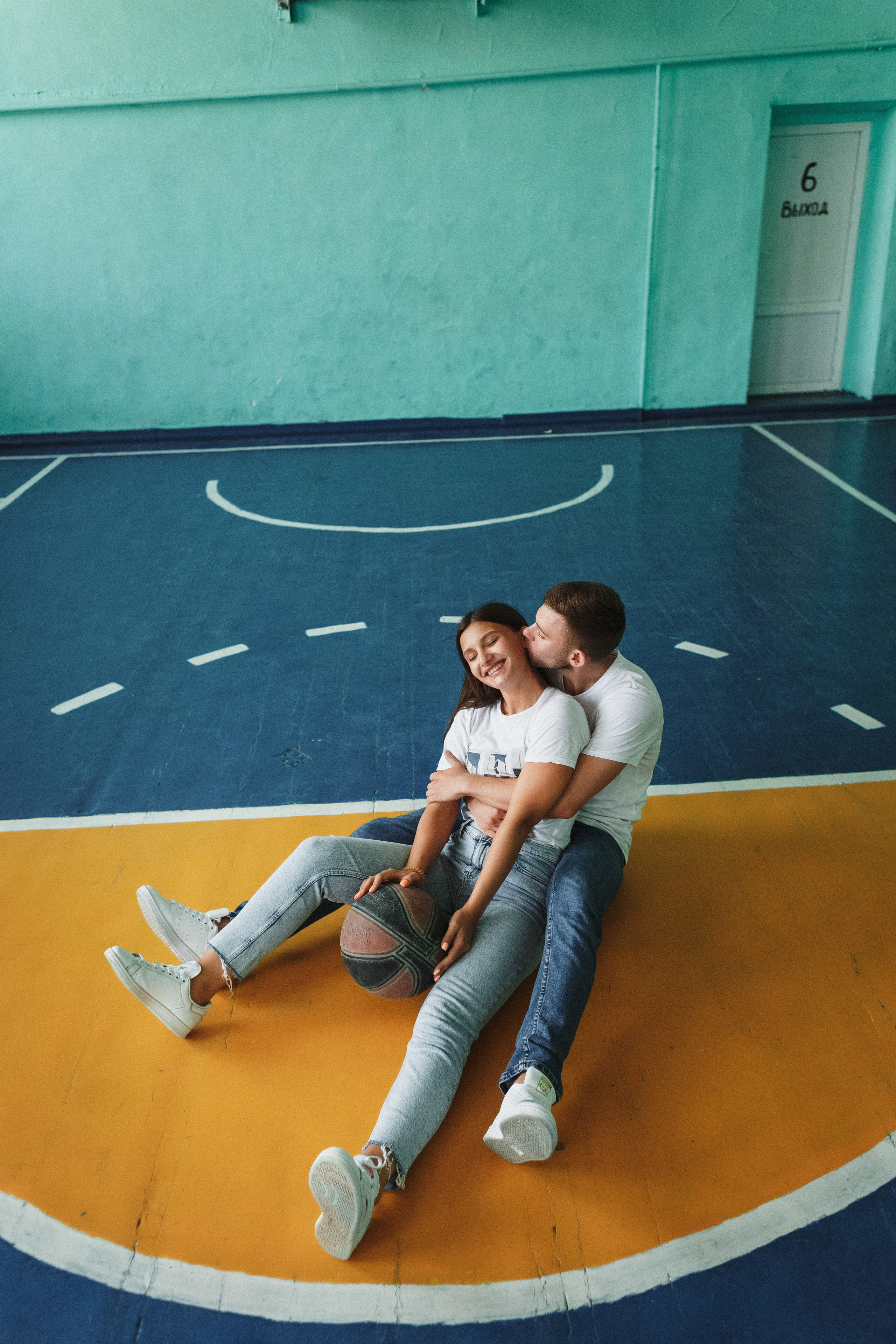 Захар и Дина: романтическая фотосессия в Таганроге на фоне школы. Свадебный и семейный фотограф в Таганроге Бакарюк Антон